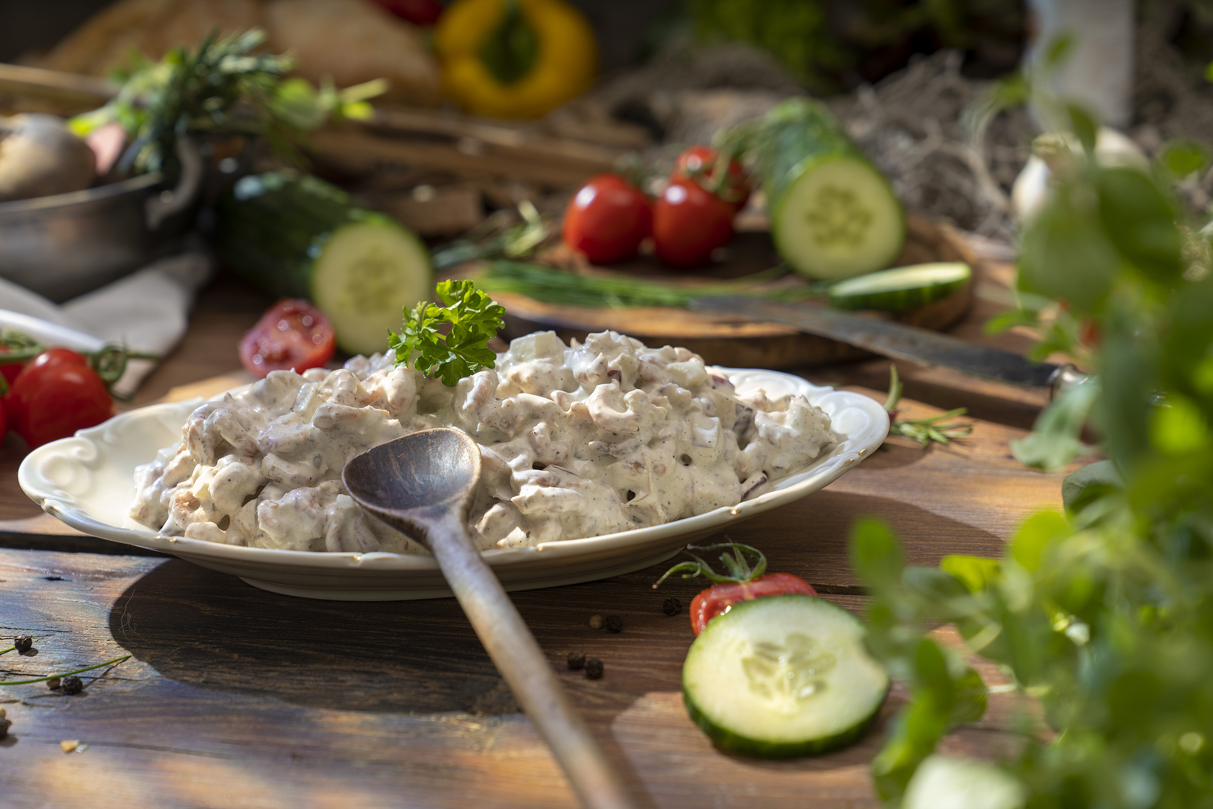 Scharfer Krabbensalat mit Apfel, Zwiebeln & Meerrettich, garniert mit frischer Petersilie.