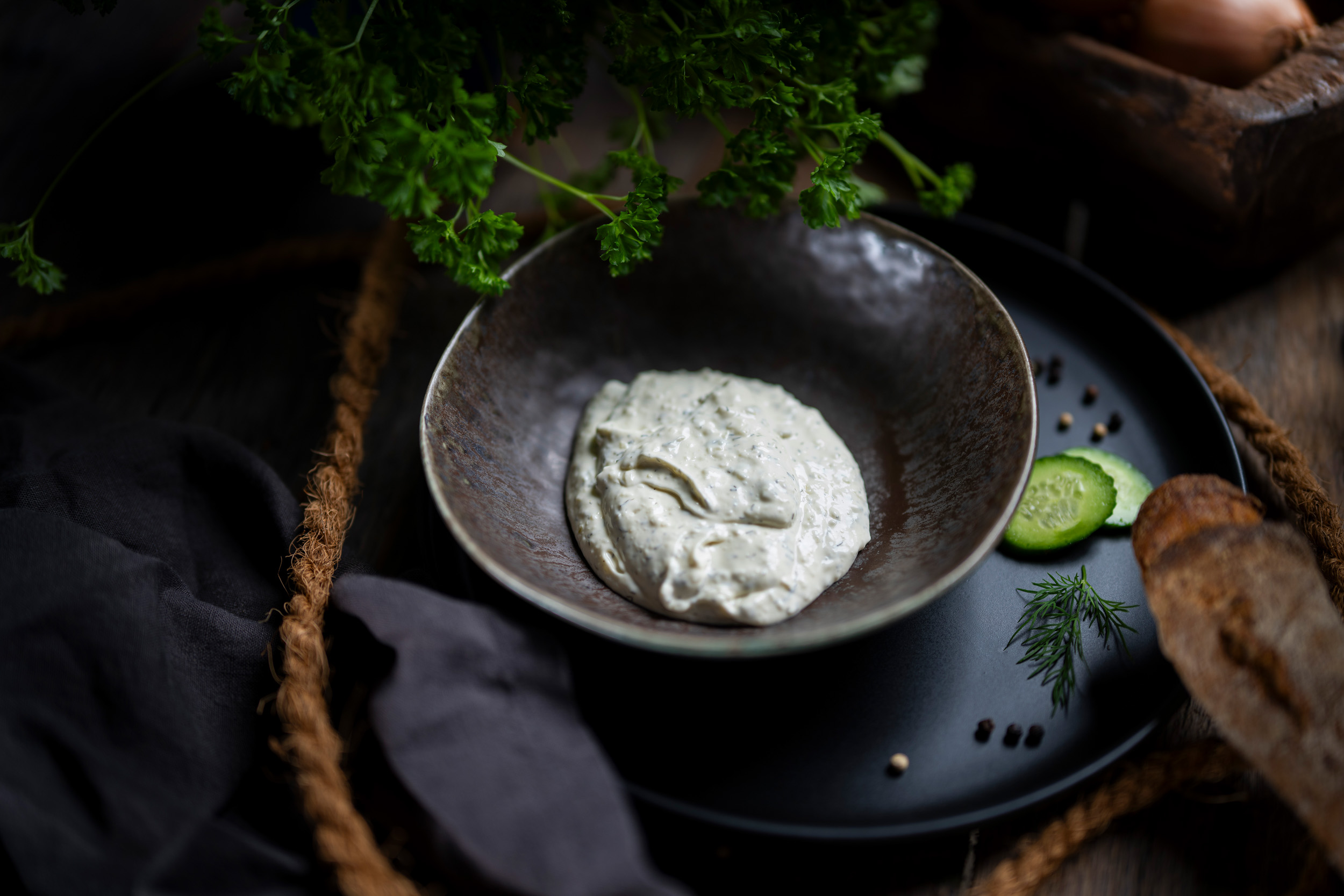 Dill-Remoulade Cremige Fisch-Remoulade in Schale, garniert mit Petersilie – hochwertig & appetitlich.