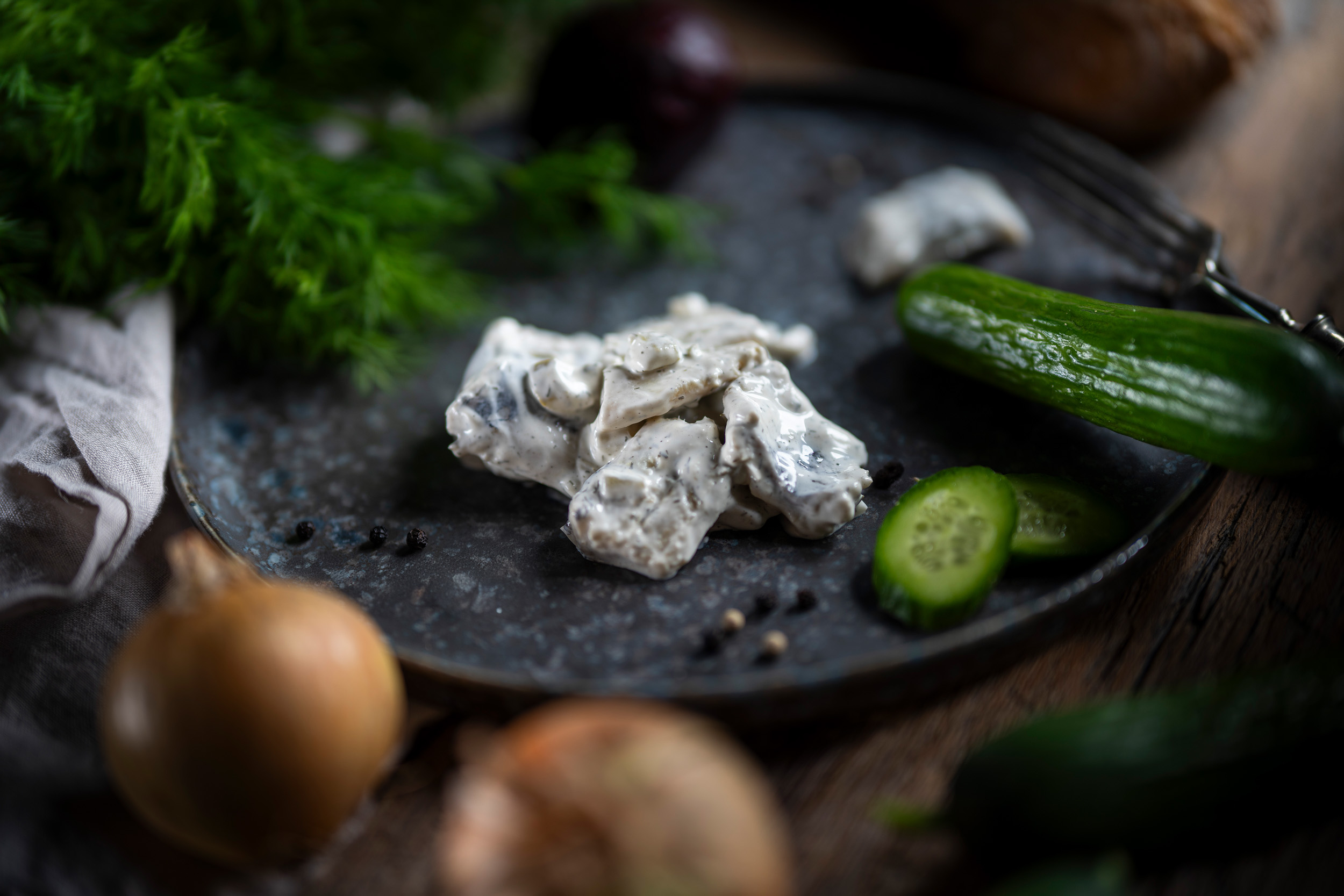 Dill-Happen: Fischhappen mit Frischkäse, Dill und Gurke, frisch maritim serviert.