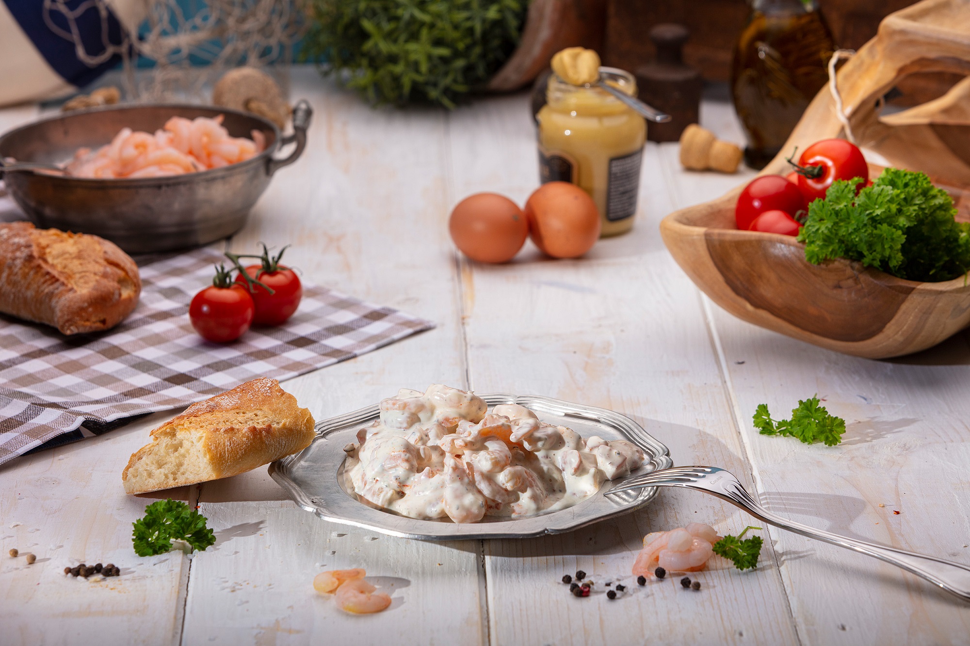 Cremiger Garnelen-Salat mit Mayonnaise, serviert in weißer Schale – frisch & appetitlich.