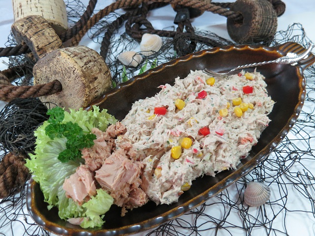 Cremiger Thunfisch-Aufstrich in Schale serviert – ideal für Brot, Brötchen und Snacks.