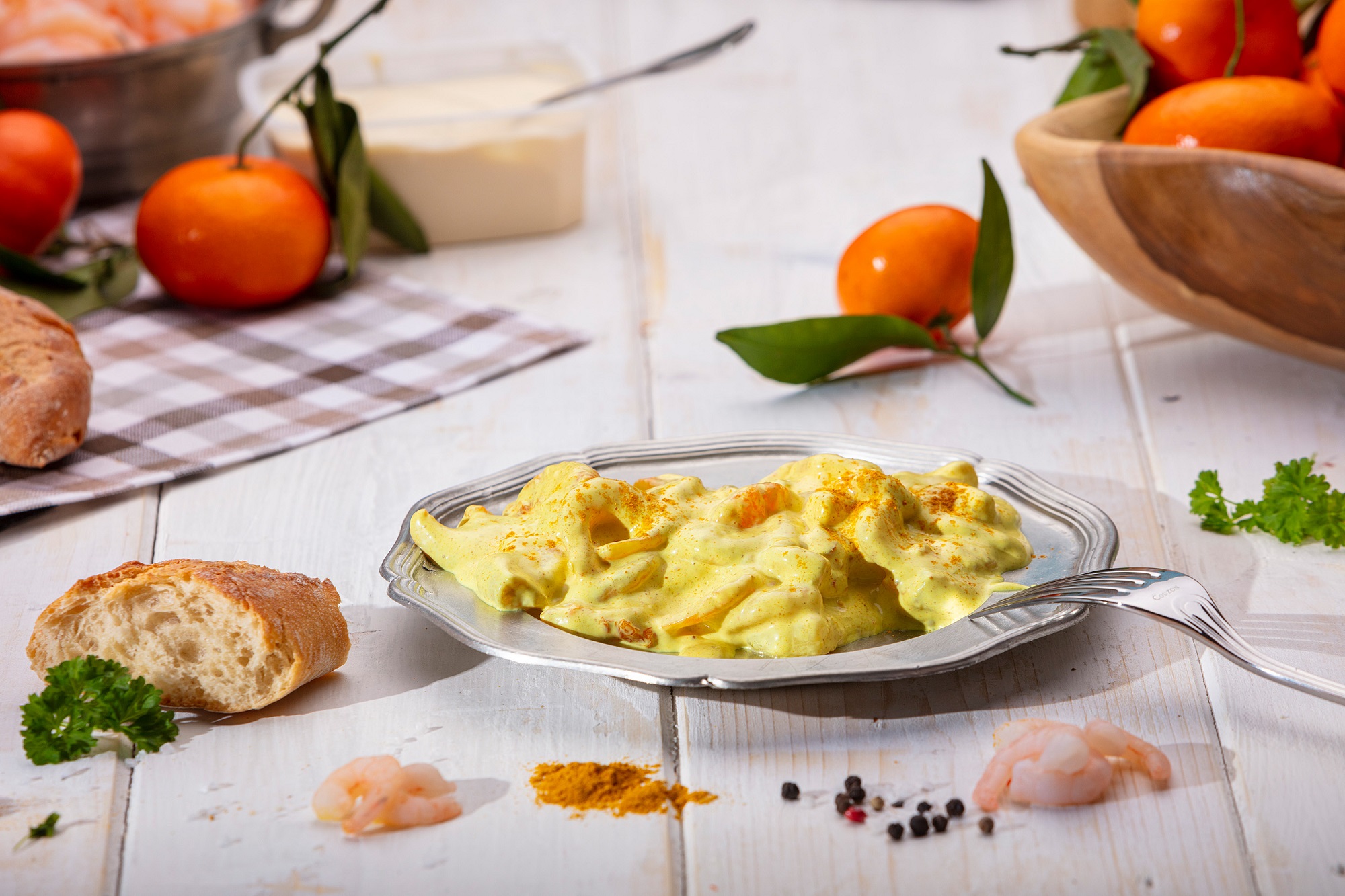Curry-Garnelen Cremiger Garnelen-Salat mit Mayonnaise, serviert in weißer Schale – frisch & appetitlich.