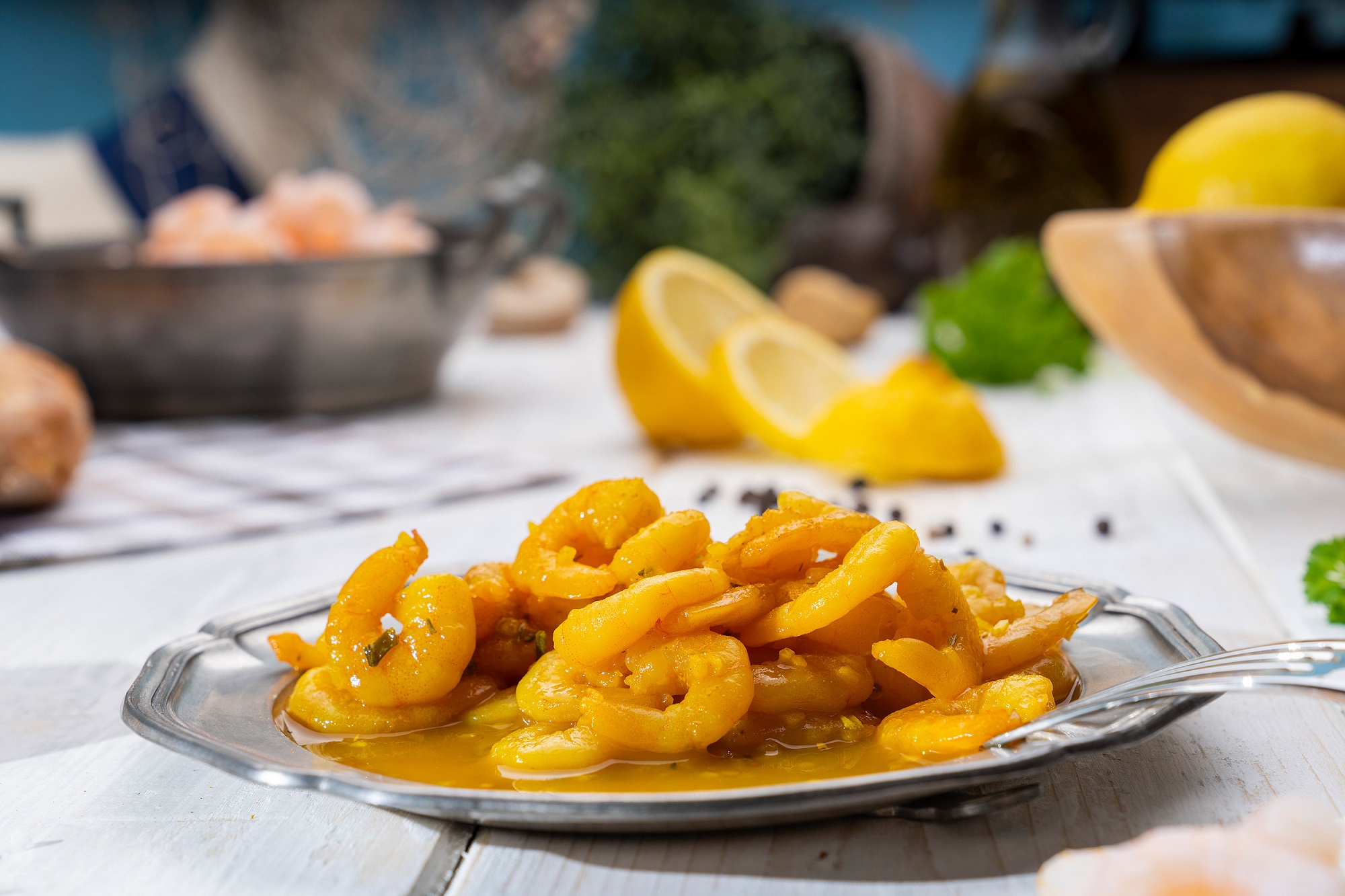 Cremiger Garnelen-Salat mit Mayonnaise, serviert in weißer Schale – frisch & appetitlich.