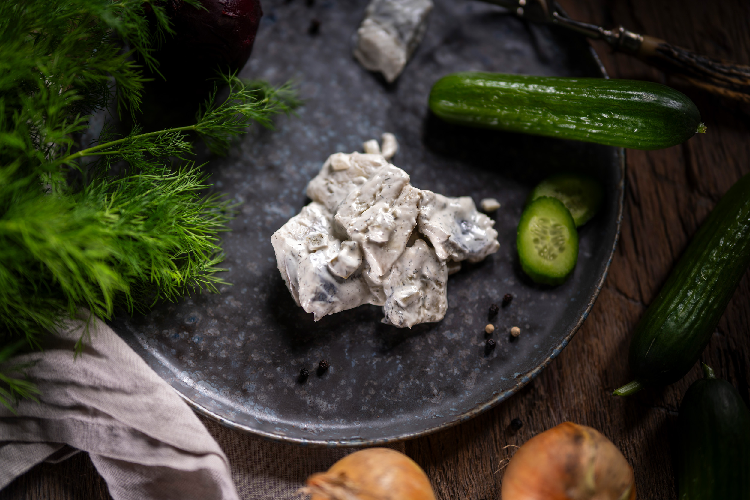 Dill-Happen: Fischhappen mit Frischkäse, Dill und Gurke, frisch maritim serviert.