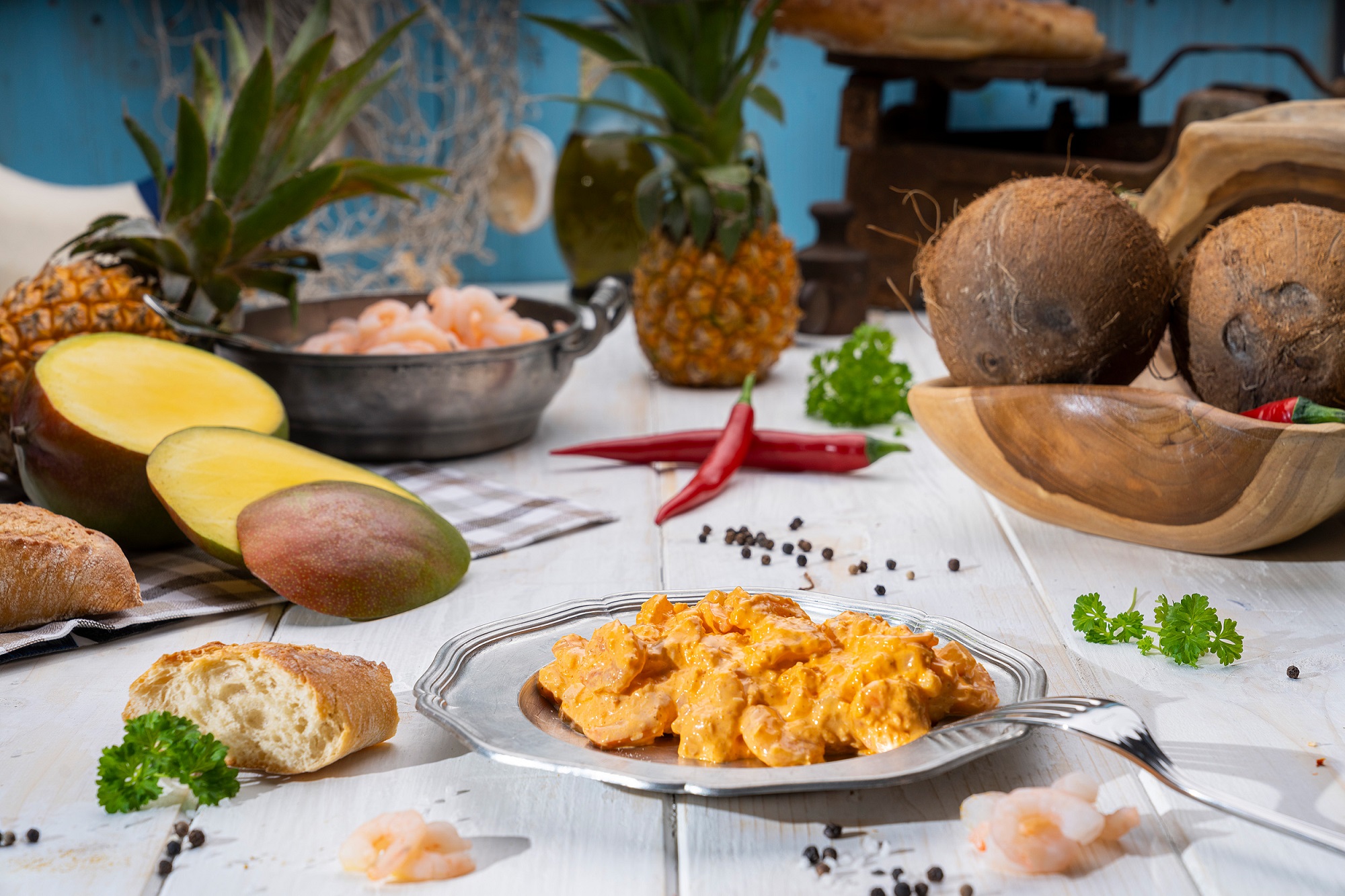 Cremiger Garnelen-Salat mit Mayonnaise, serviert in weißer Schale – frisch & appetitlich.