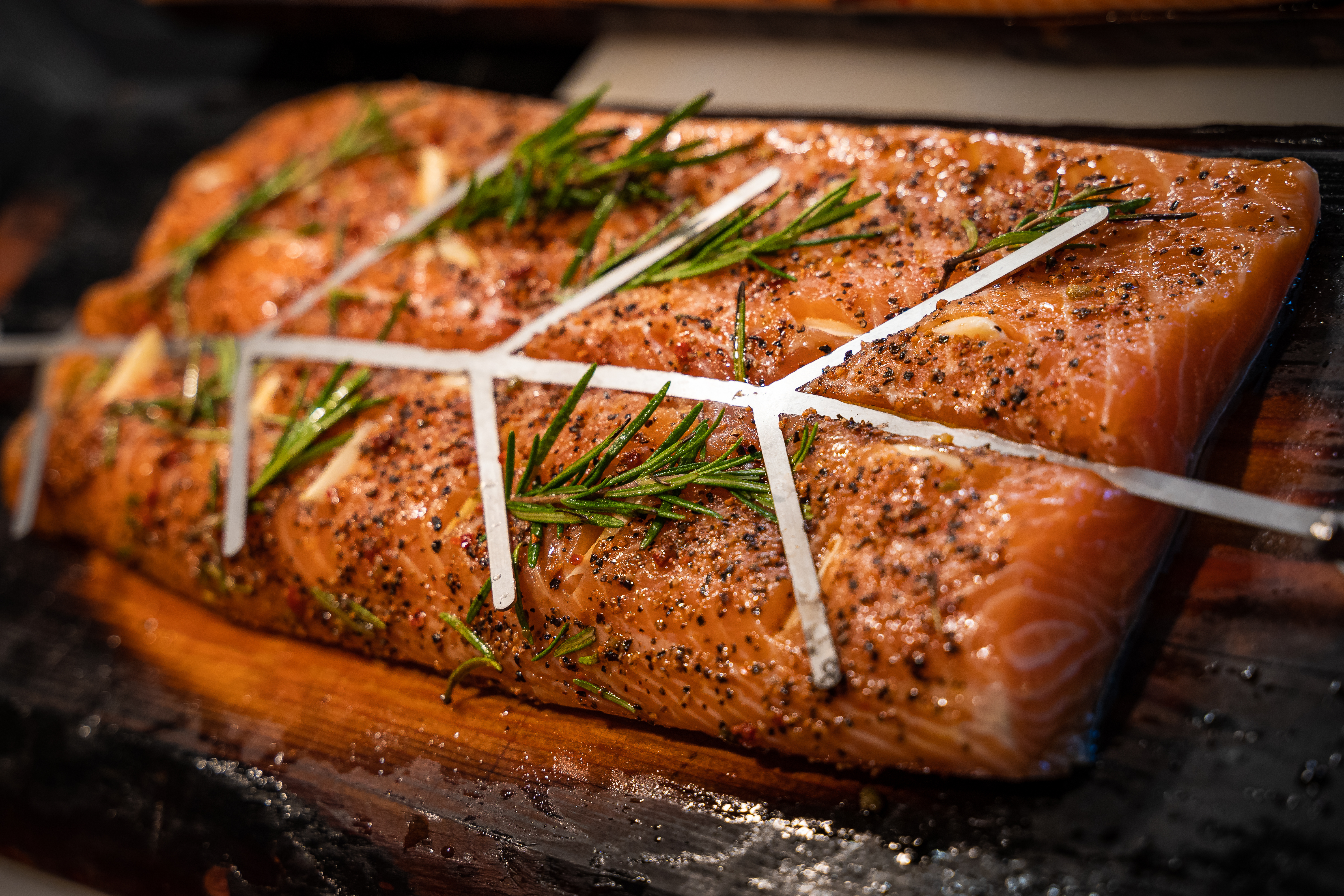 Lachsfilet fertig gewürzt für Flammlachs 1000g grillfertig Lachsfilet fertig gewürzt für Flammlachs 1000g grillfertig