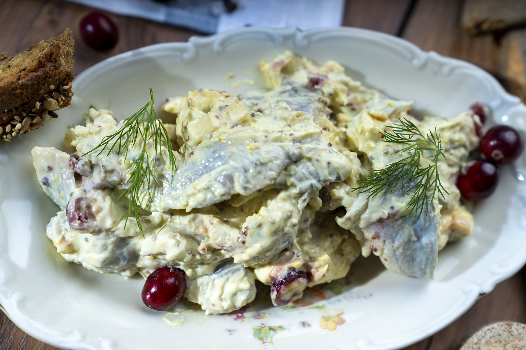 Cremiger Joghurtdip mit frischen Kräutern, serviert in Schale – maritimer Feinkostgenuss.