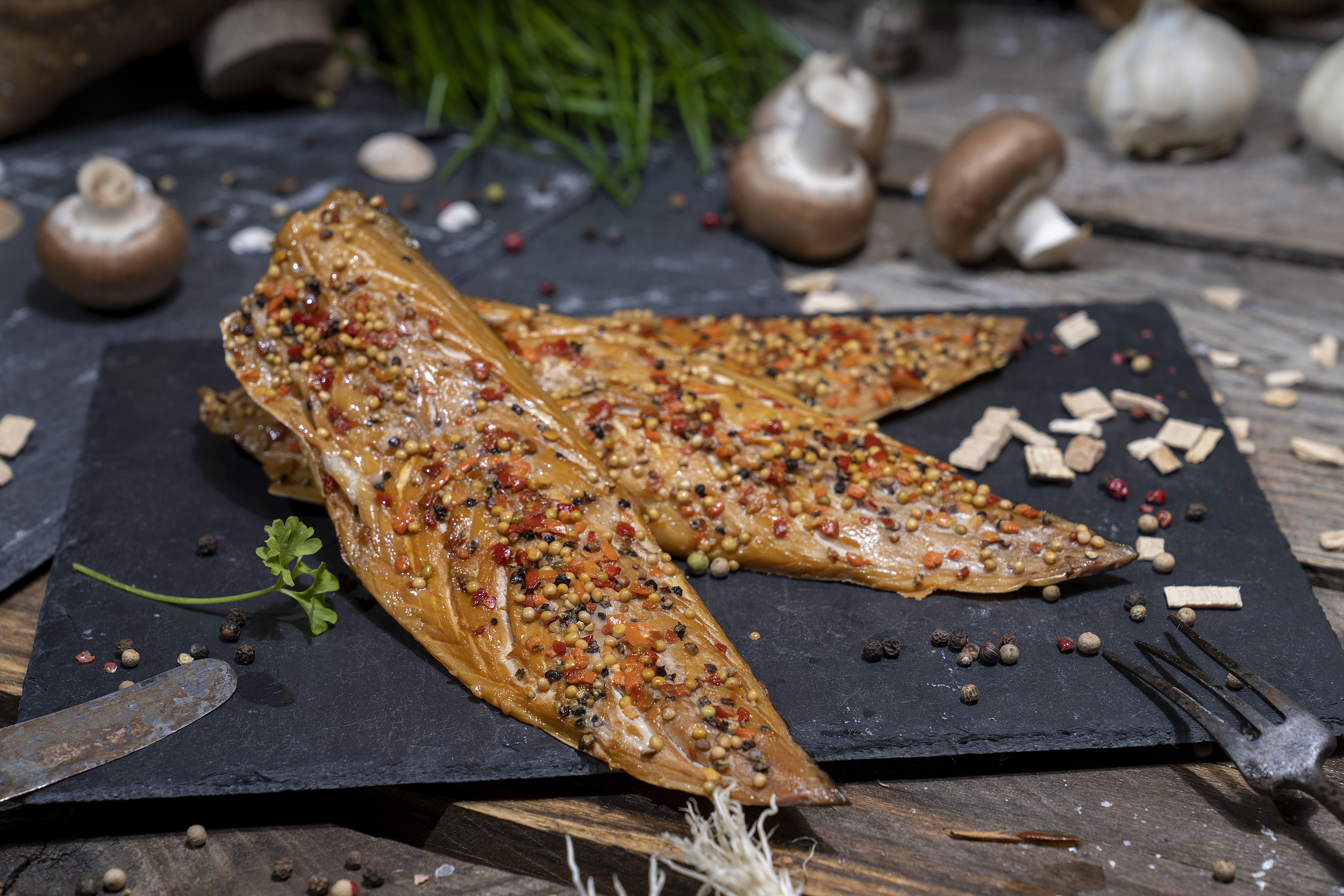 Pfeffer-Makrele geräuchertes Makrelenfilet Pfeffer-Makrele geräuchertes Makrelenfilet