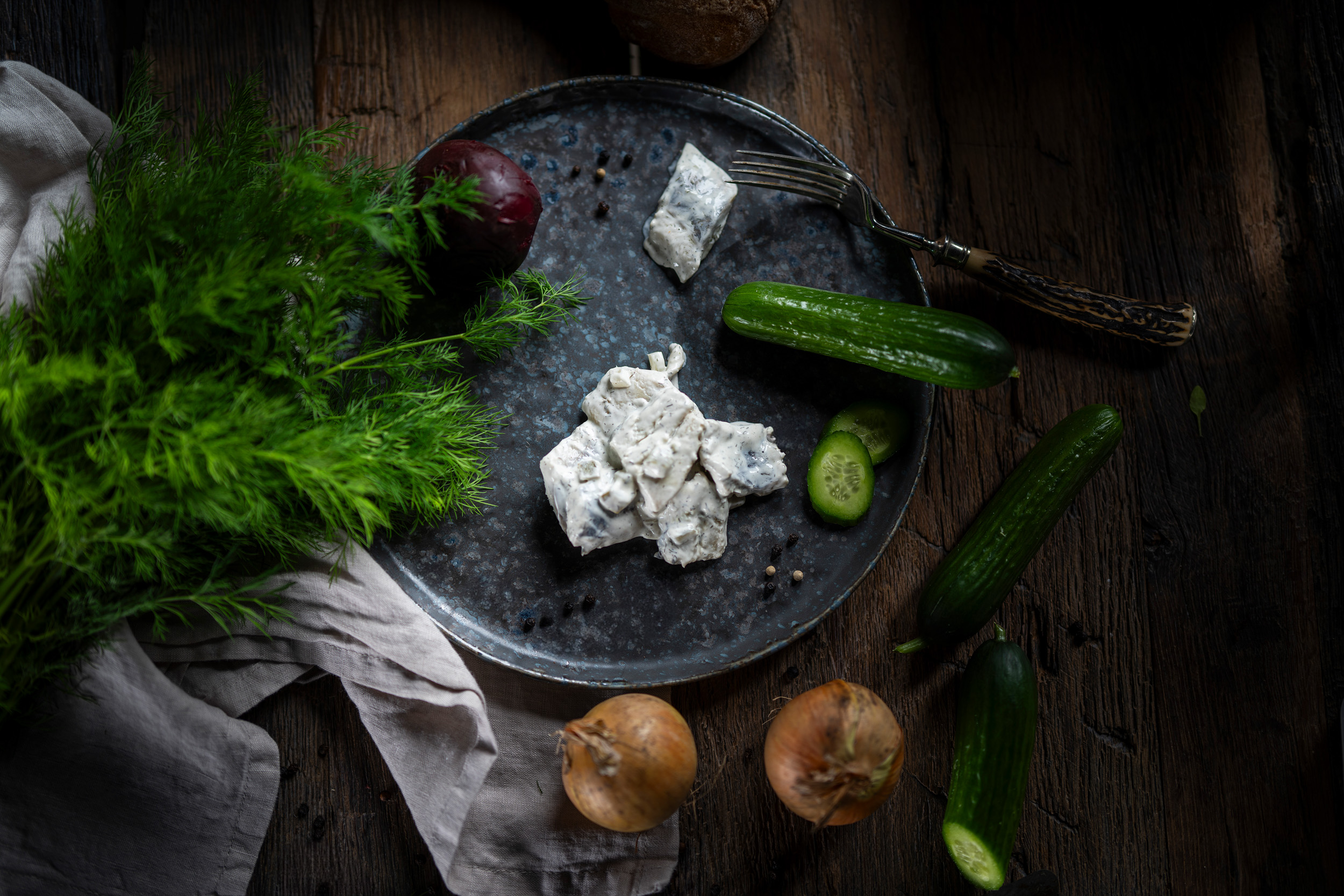 Dill-Happen: Fischhappen mit Frischkäse, Dill und Gurke, frisch maritim serviert.