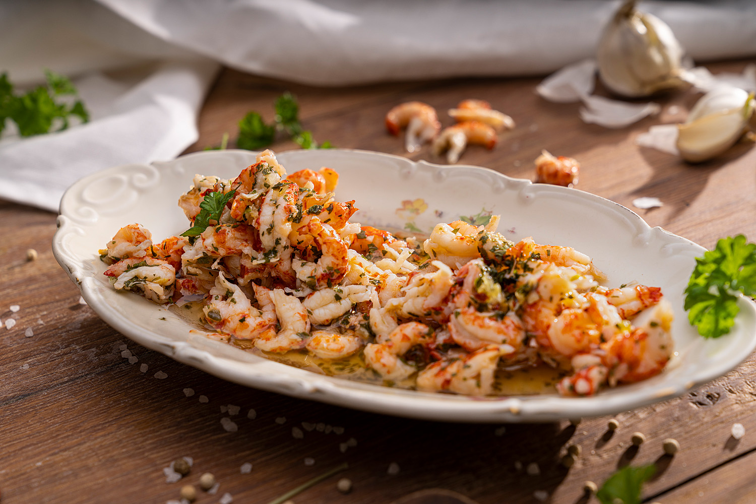 Flusskrebssalate-Feinkostfischladen-Klaassen-Fisch-frisch-0016 Cremiger Flusskrebssalat mit feinen Kräutern in rustikaler Schale – frisch, aromatisch serviert.