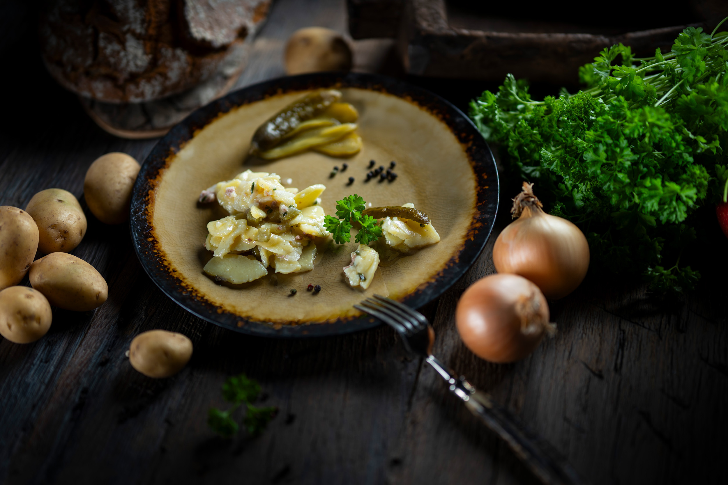 Kartoffelsalat mit Speckwürfeln, cremig angemacht– perfekt als herzhafte Beilage.