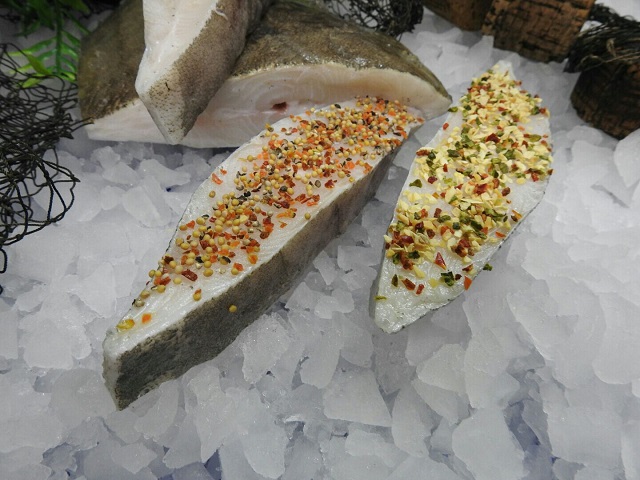 schwarzer Heilbutt 500g Pfeffer und Knoblauch grillfertig im Anschnitt schwarzer Heilbutt 500g Pfeffer und Knoblauch grillfertig im Anschnitt