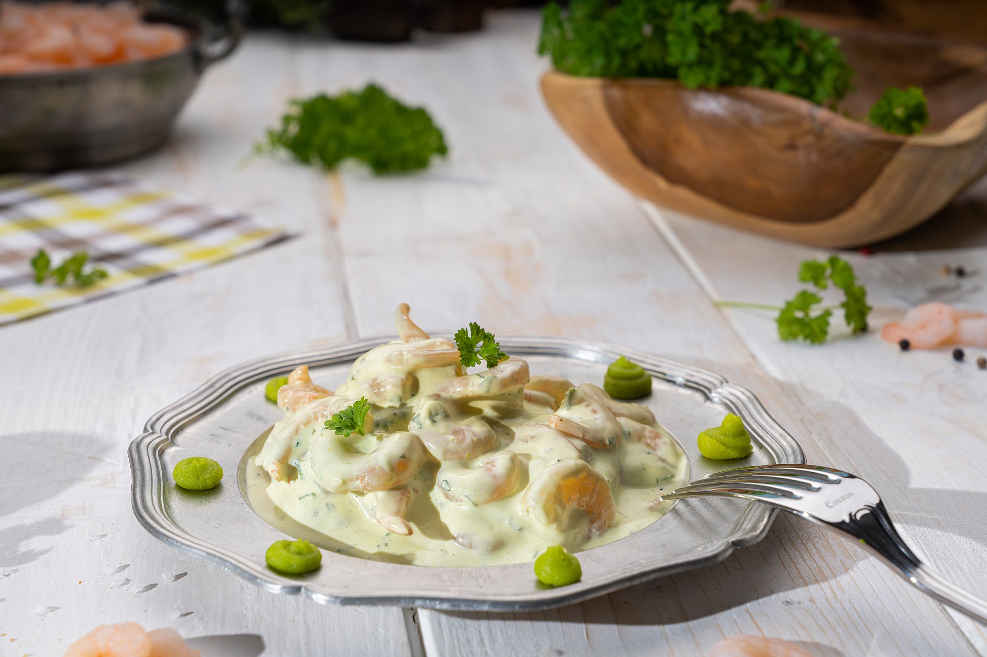 Wasabi-Garnelen Cremiger Garnelen-Salat mit Mayonnaise, serviert in weißer Schale – frisch & appetitlich.