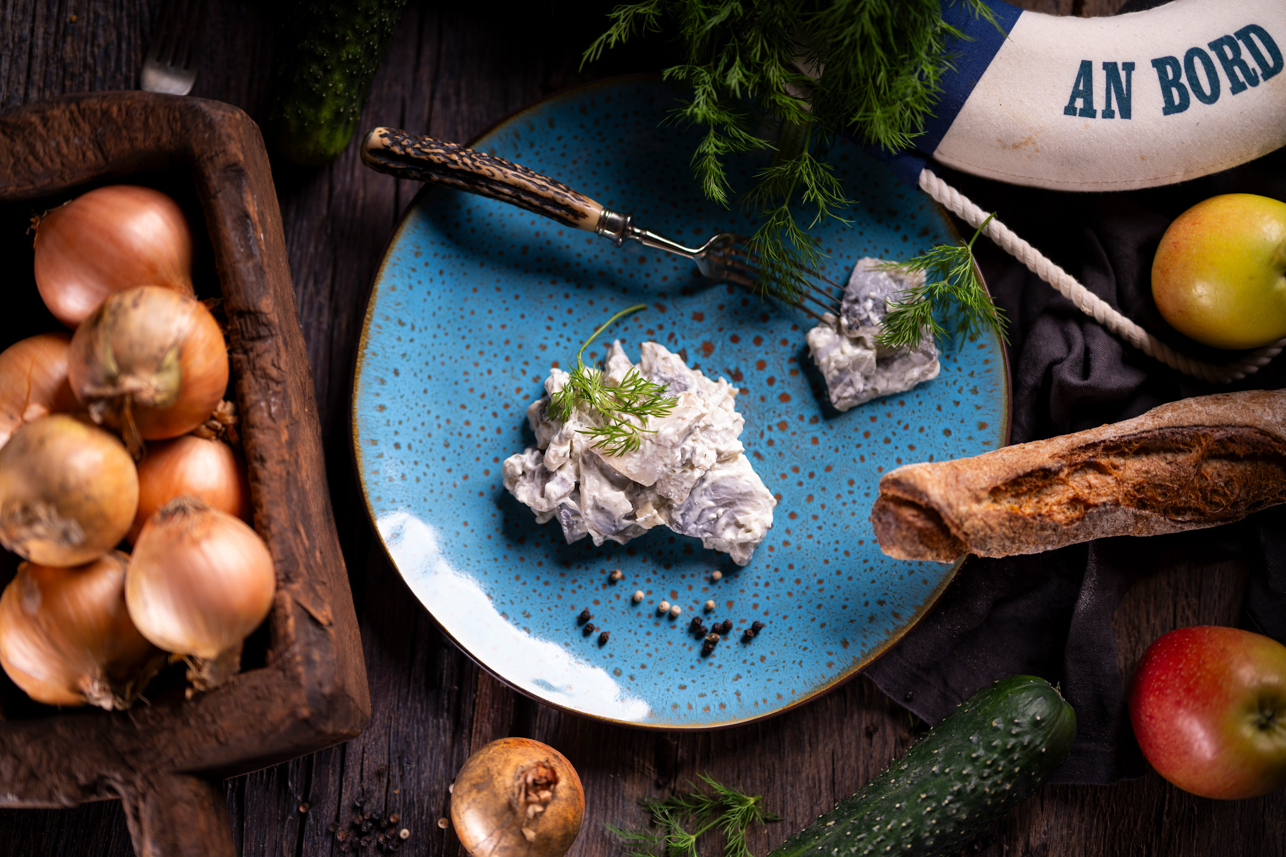 Friesentopf Friesentopf – Heringshappen mit Gurke, Sellerie, Paprika und Zwiebeln in pikantem Joghurt-Sahne-Dressing.