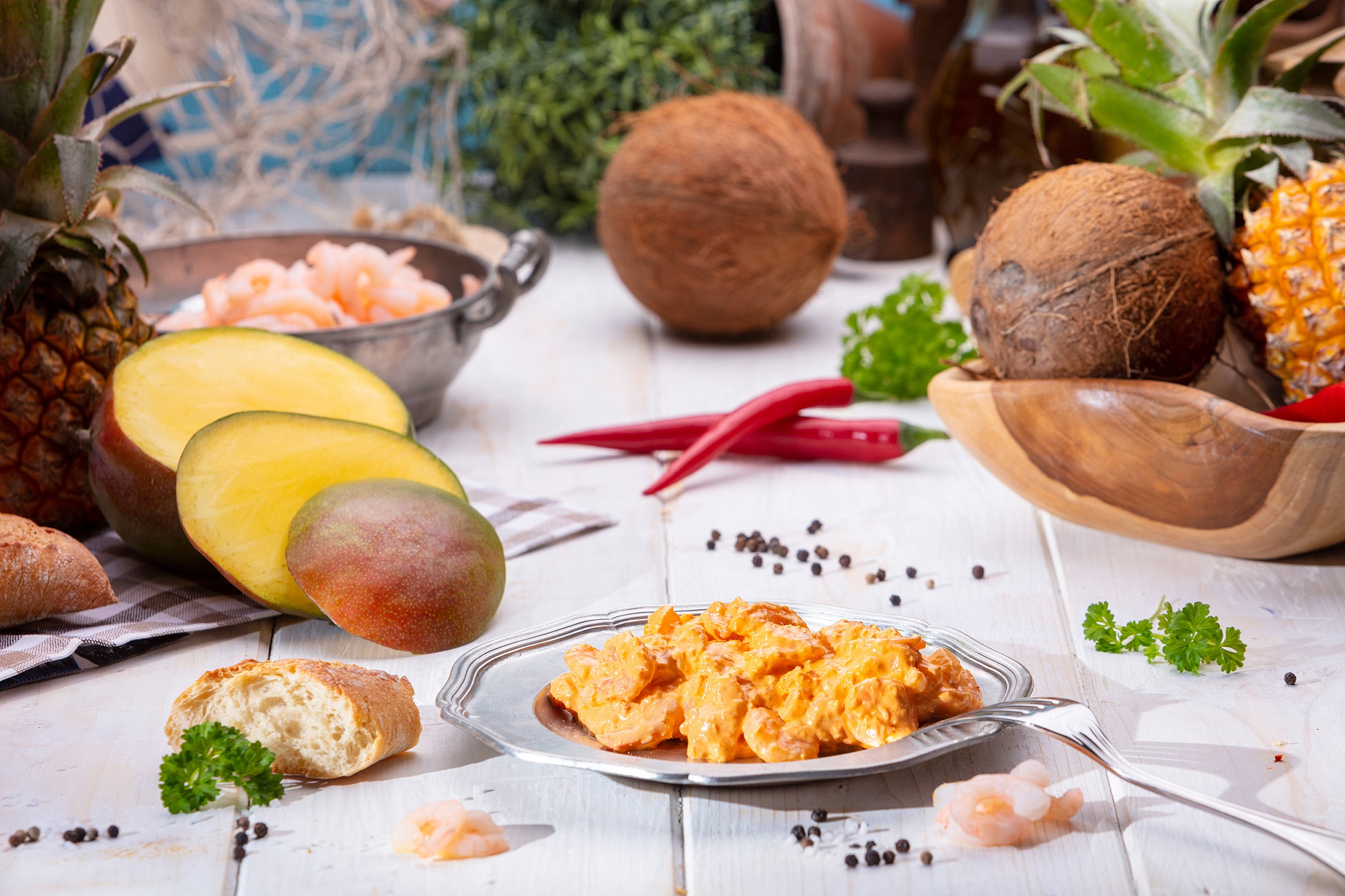Cremiger Garnelen-Salat mit Mayonnaise, serviert in weißer Schale – frisch & appetitlich.