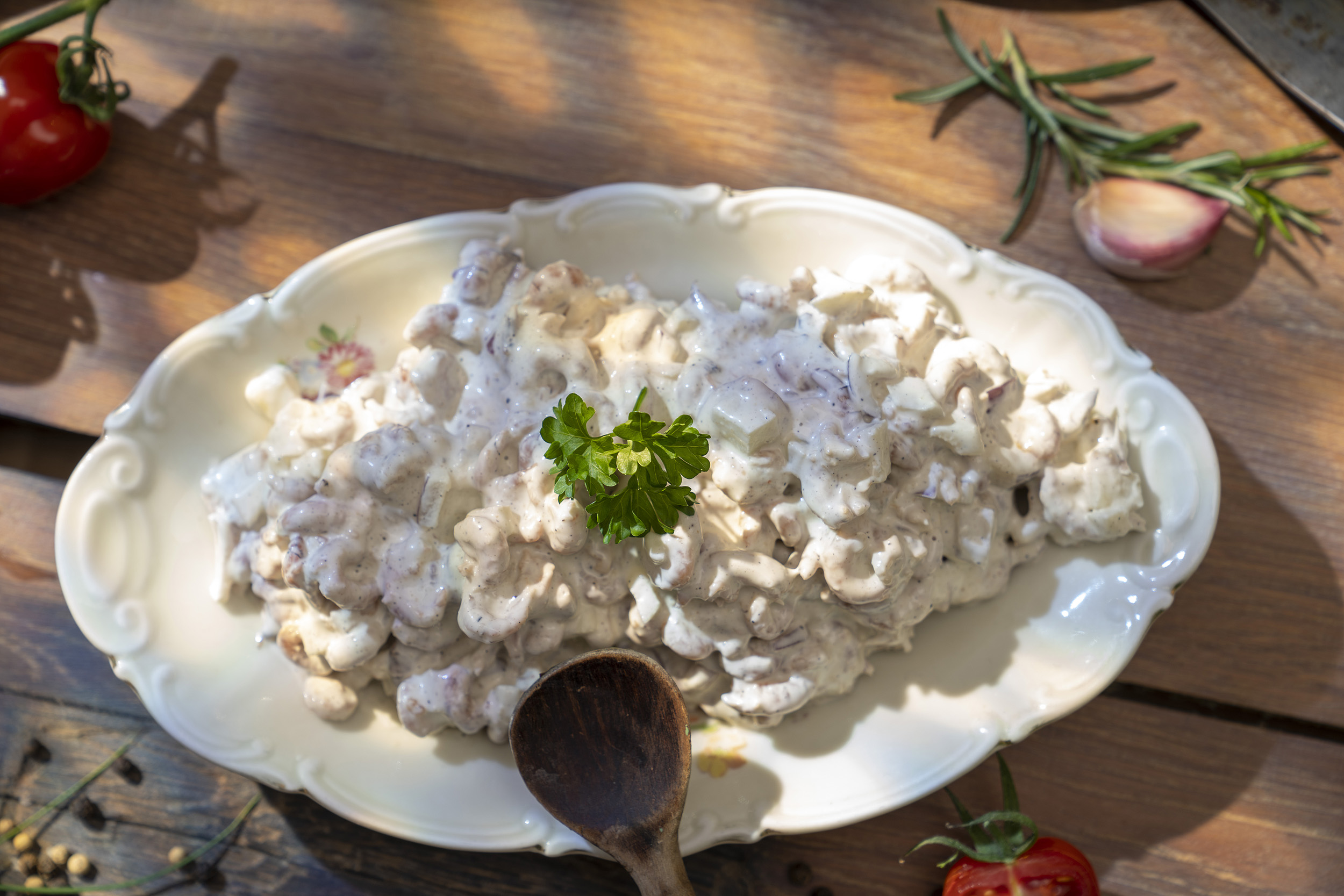 Scharfer Krabbensalat mit Apfel, Zwiebeln & Meerrettich, garniert mit frischer Petersilie.