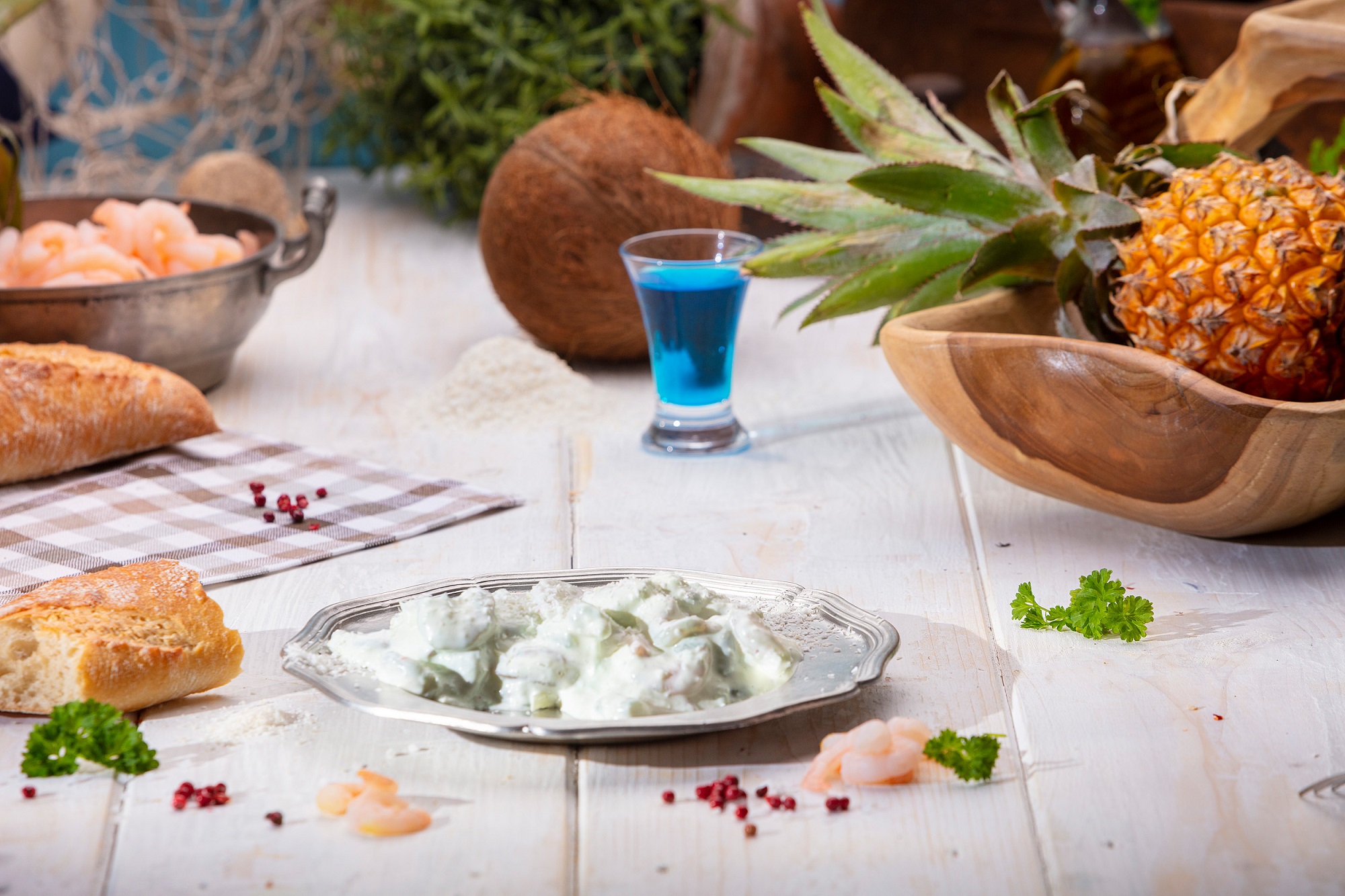 Cremiger Garnelen-Salat mit Mayonnaise, serviert in weißer Schale – frisch & appetitlich.
