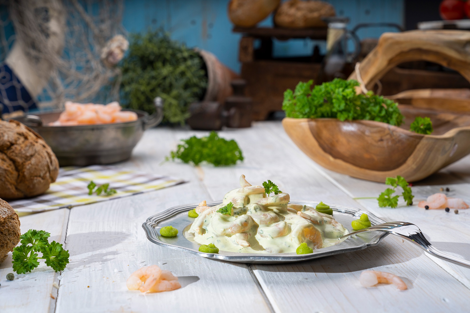 Cremiger Garnelen-Salat mit Mayonnaise, serviert in weißer Schale – frisch & appetitlich.