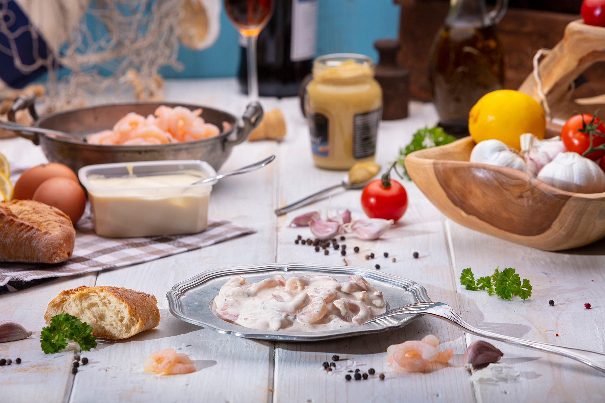 Cremiger Garnelen-Salat mit Mayonnaise, serviert in weißer Schale – frisch & appetitlich.