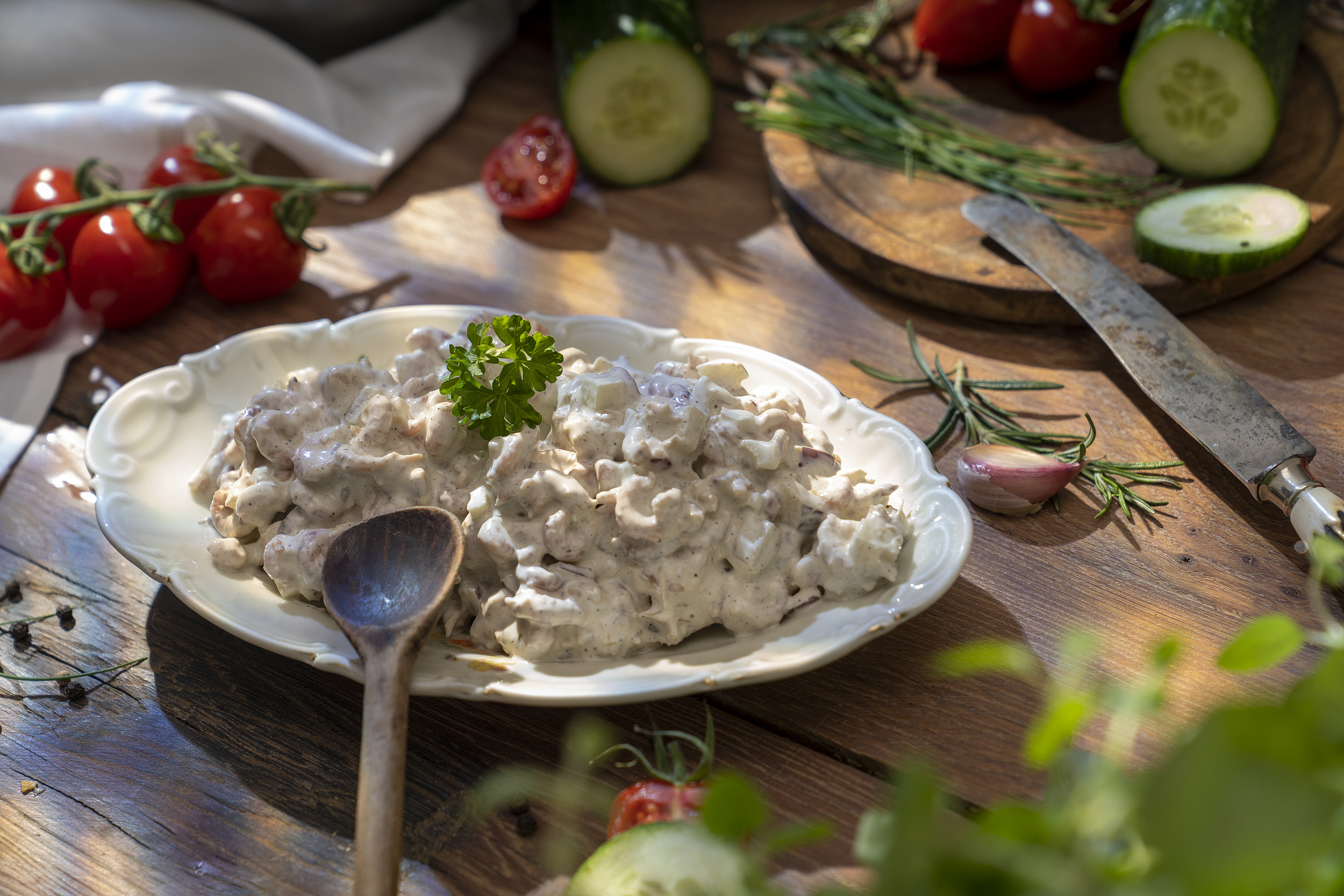 Scharfe Krabbe Scharfer Krabbensalat mit Apfel, Zwiebeln & Meerrettich, garniert mit frischer Petersilie.
