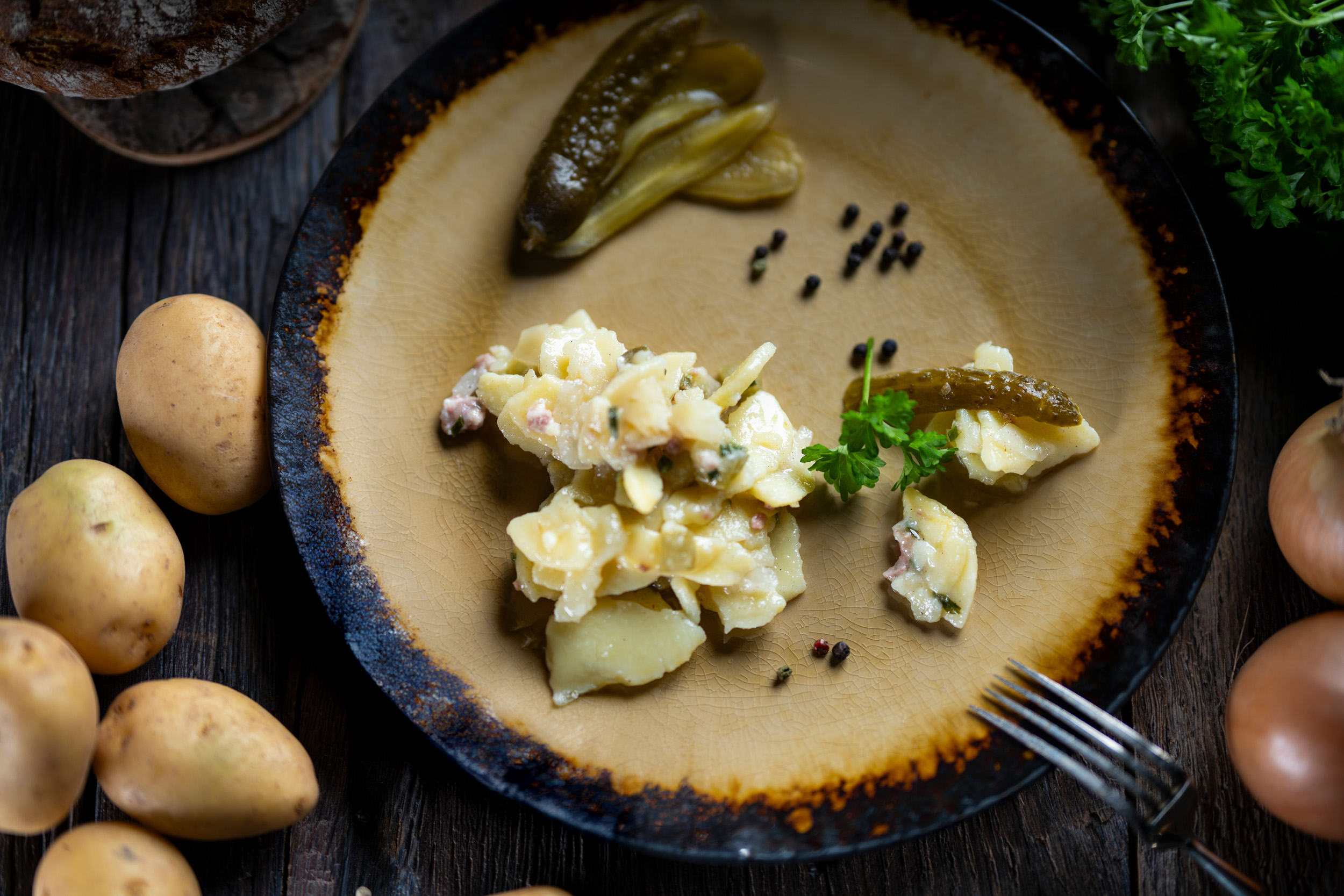 Kartoffelsalat mit Speckwürfeln, cremig angemacht– perfekt als herzhafte Beilage.