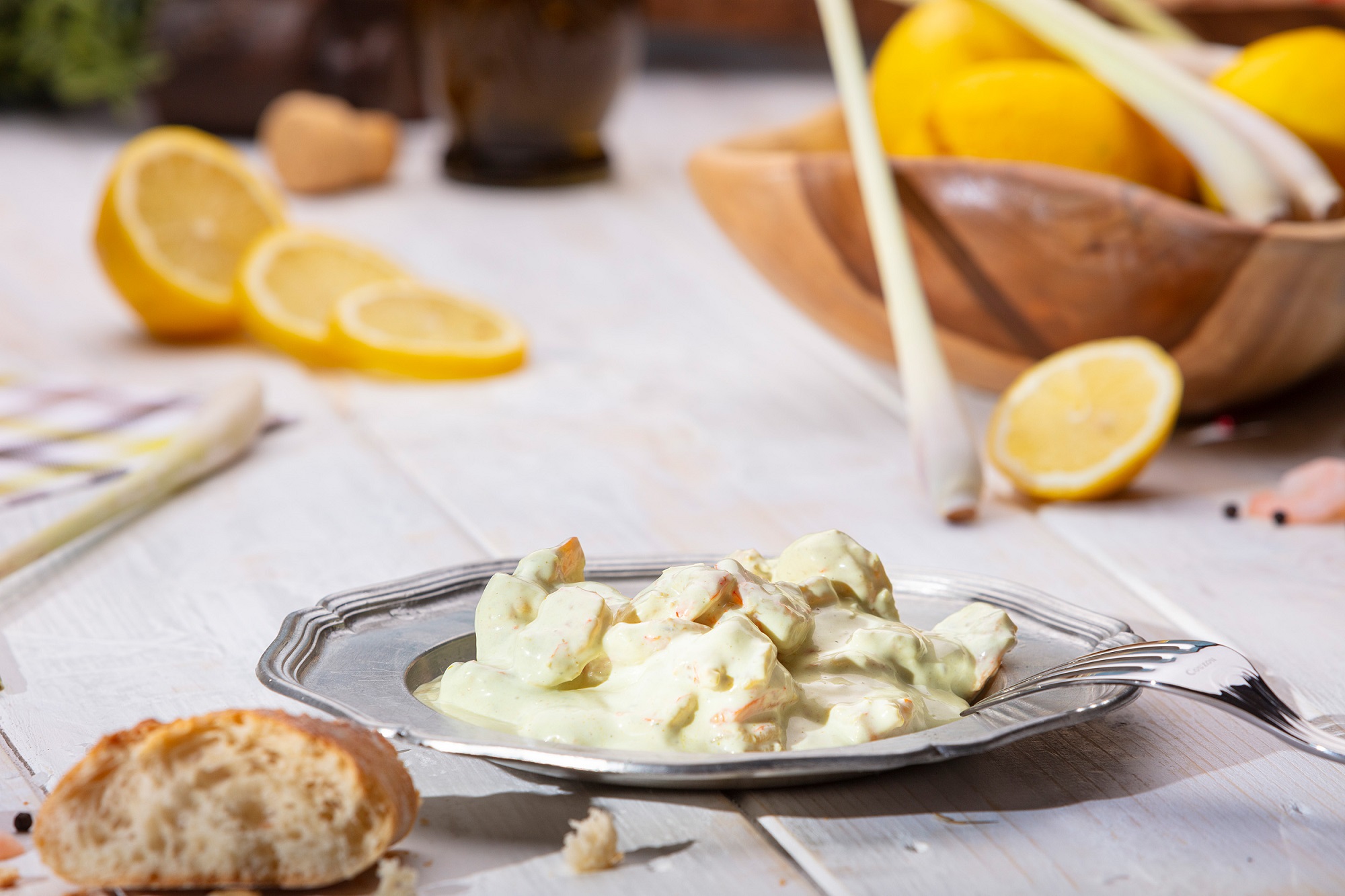 Cremiger Garnelen-Salat mit Mayonnaise, serviert in weißer Schale – frisch & appetitlich.