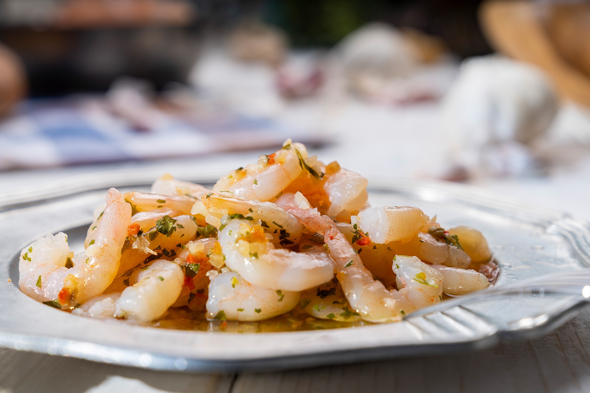 Cremiger Garnelen-Salat mit Mayonnaise, serviert in weißer Schale – frisch & appetitlich.