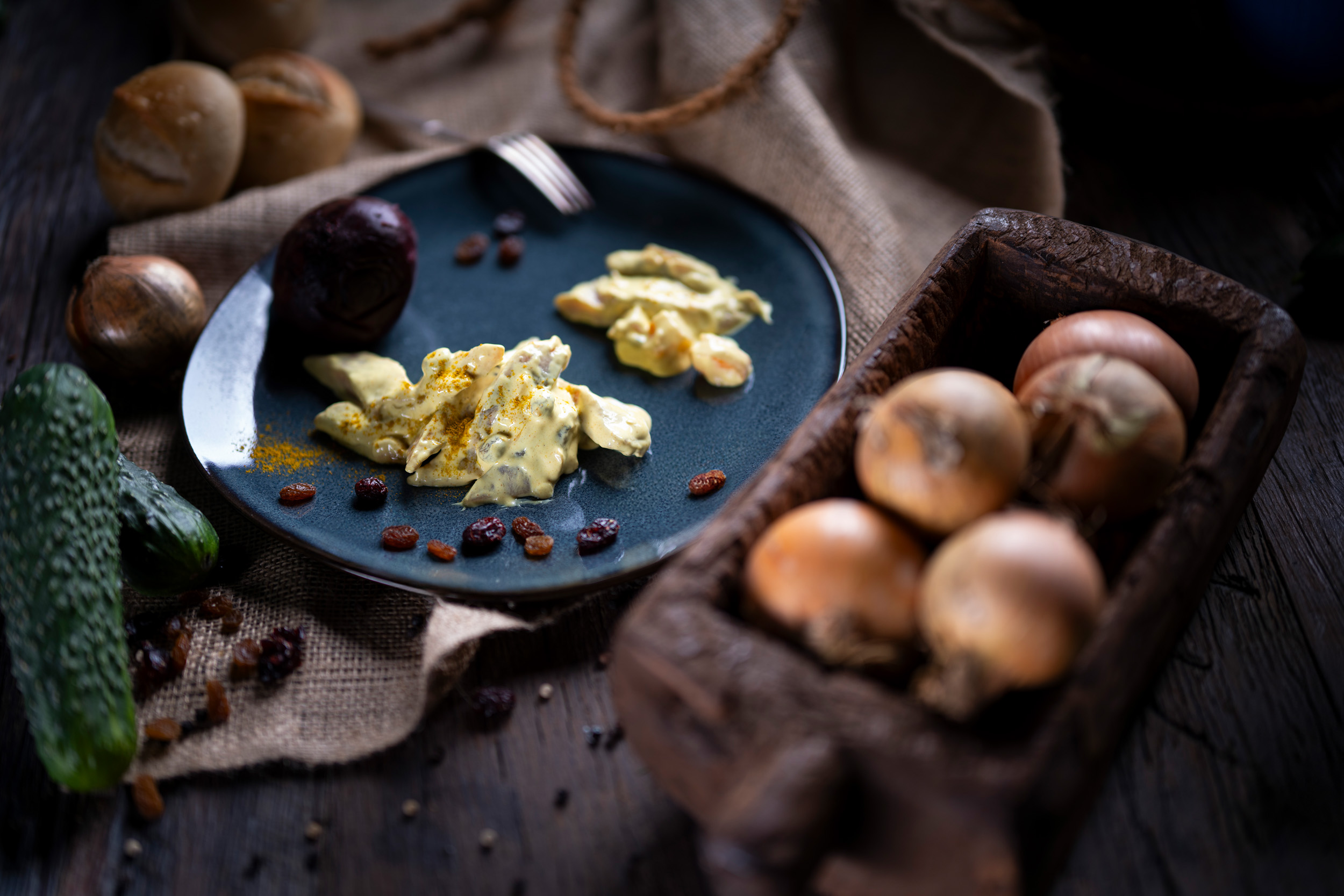 Curry-Matjes-Salat Curry‑Matjes‑Salat mit exotischen Früchten – cremig gewürzt, frisch und appetitlich serviert.