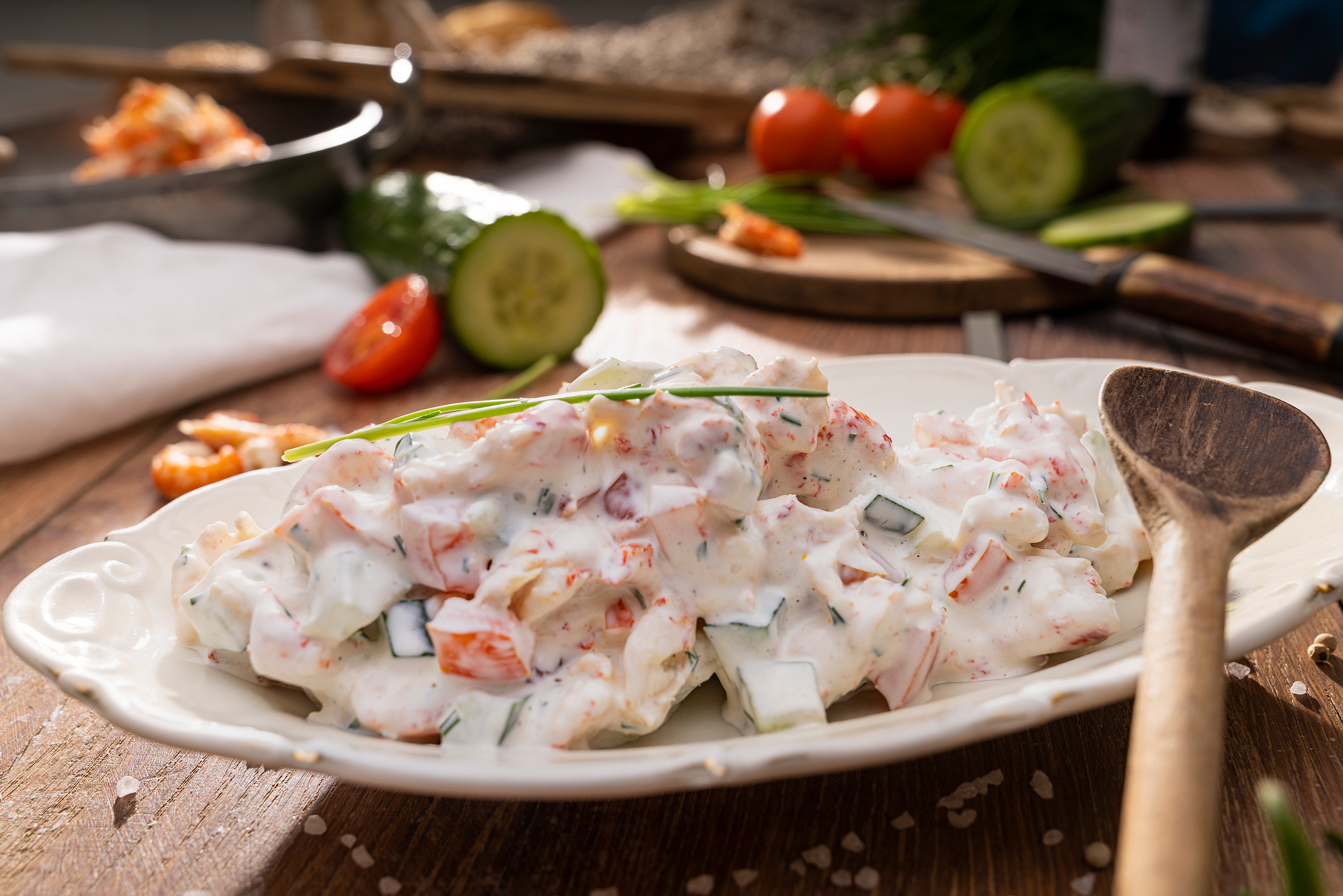 Flusskrebse "Schwedenart" Maritimer Flusskrebssalat in cremiger Mayonnaise, verziert mit frischen Kräutern – appetitlich serviert.