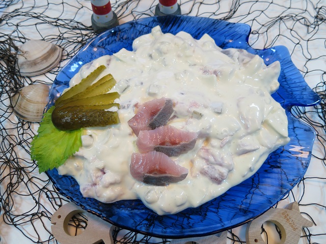 Matjeshappen in cremiger Sahnesauce mit Hering, Gurke und Zwiebel – maritim angerichtet.