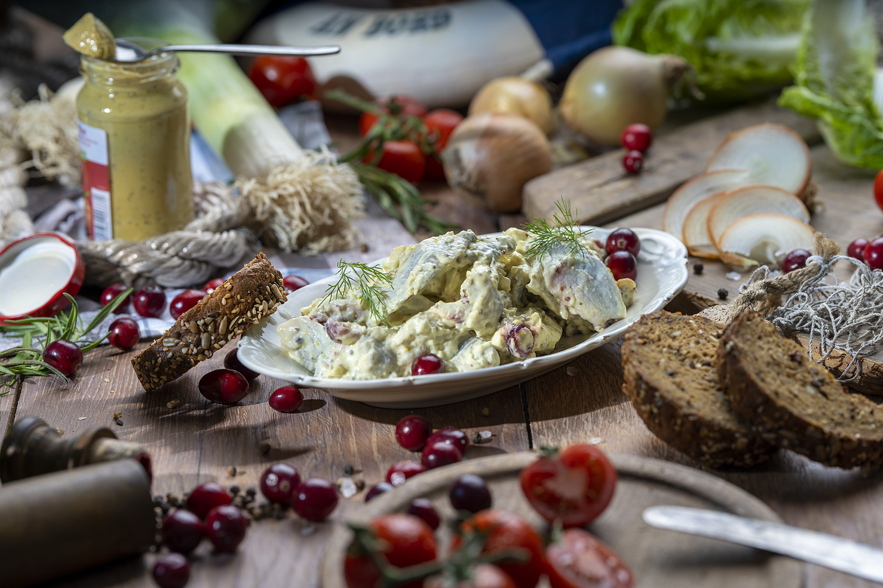 Cremiger Joghurtdip mit frischen Kräutern, serviert in Schale – maritimer Feinkostgenuss.