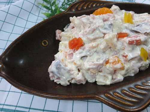 Matjes-Cocktail – cremiger Salat mit Matjes, Apfel und Kapern, frisch angerichtet.