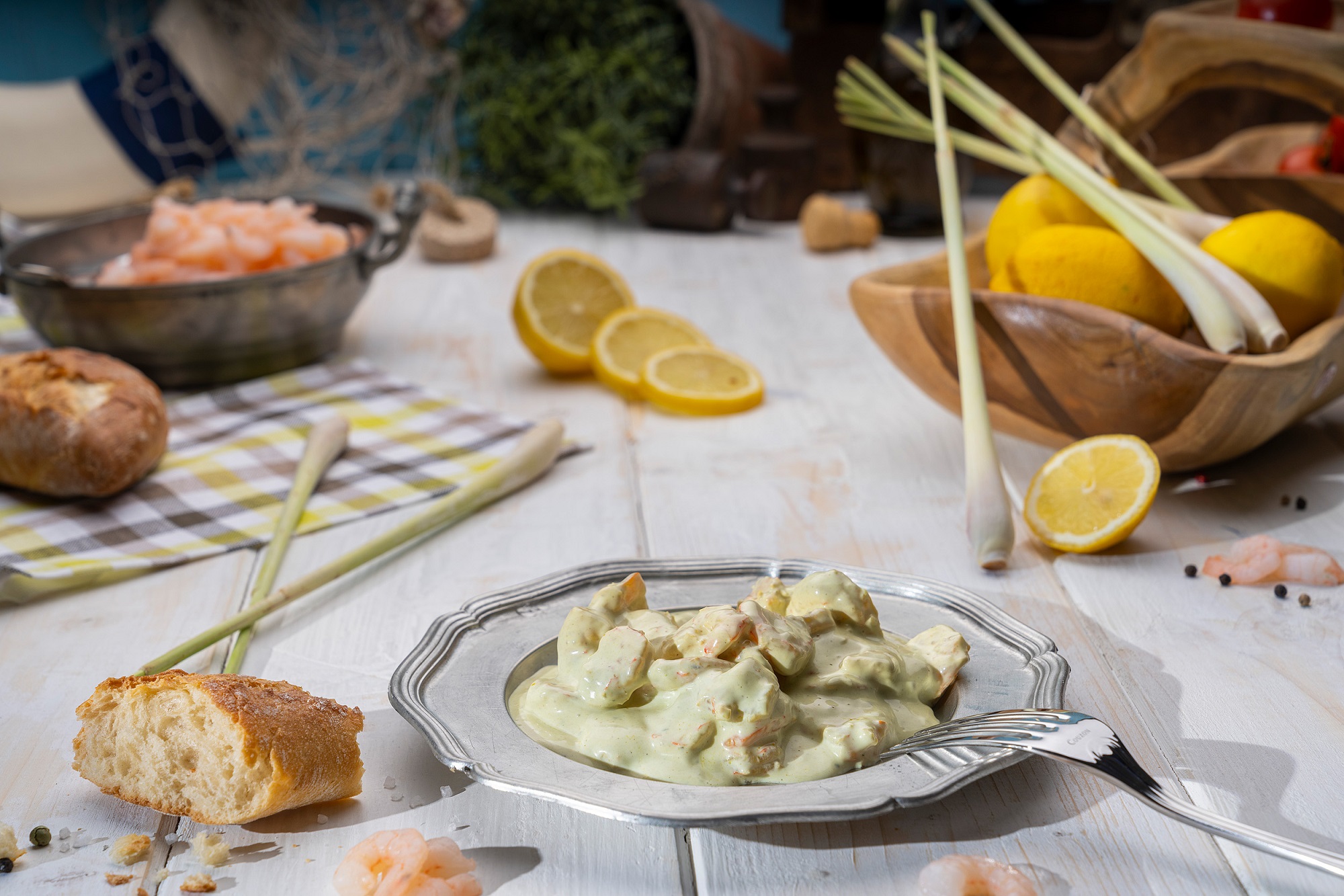 Cremiger Garnelen-Salat mit Mayonnaise, serviert in weißer Schale – frisch & appetitlich.