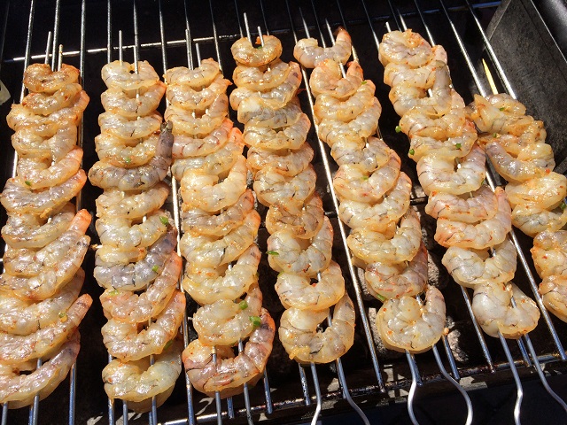 Garnelen auf dem Grill, noch nicht fertig gegrillt
