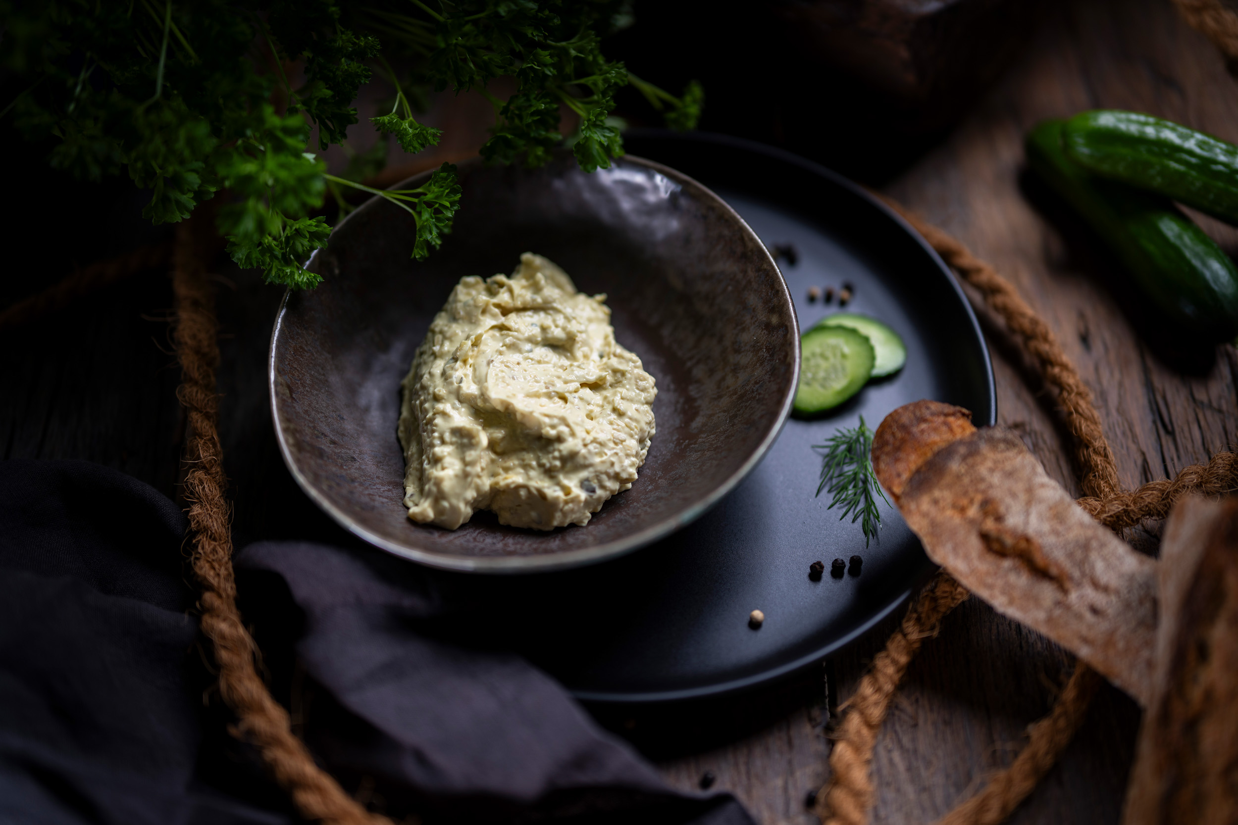 Feine Remouladen-Creme in weißer Schale, elegant garniert – cremig, aromatisch & delikat