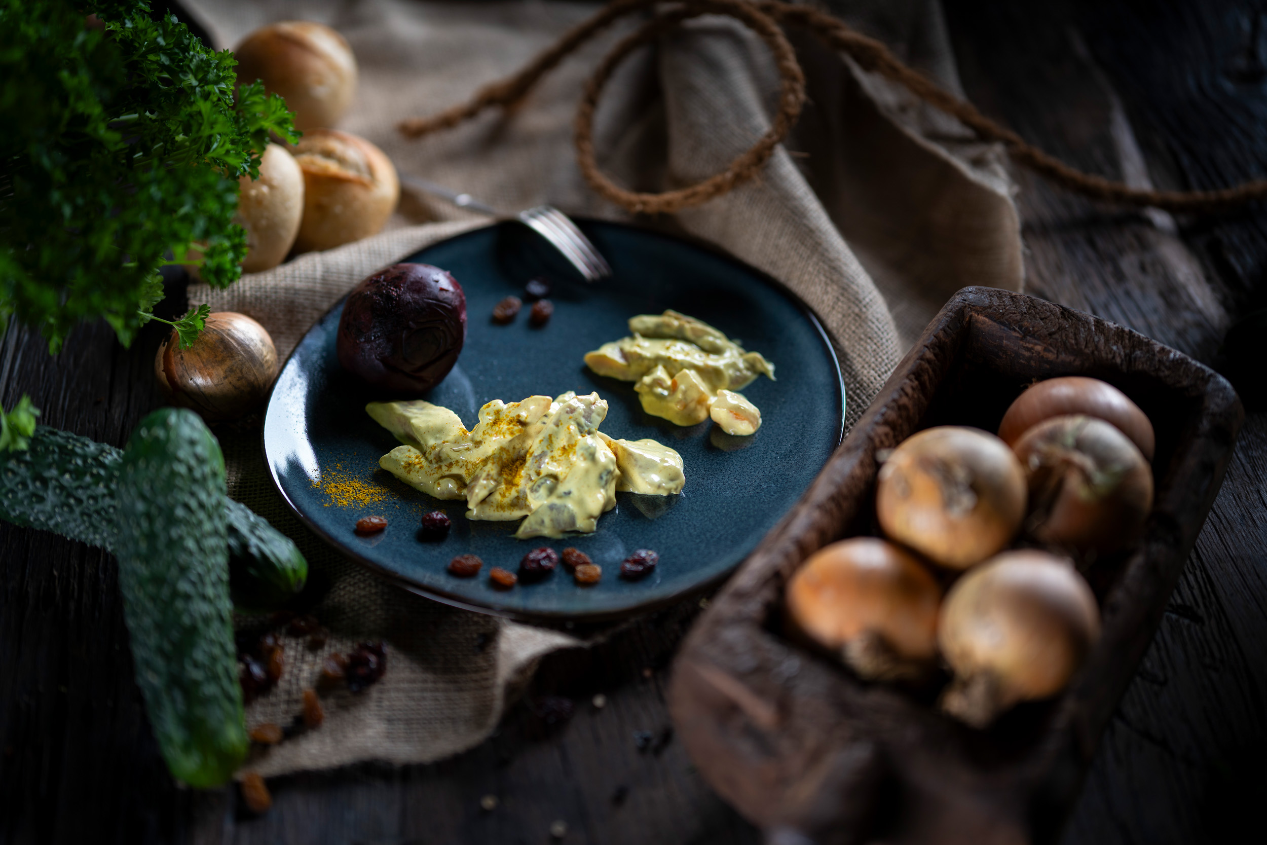 Curry-Matjes-Salat Curry‑Matjes‑Salat mit exotischen Früchten – cremig gewürzt, frisch und appetitlich serviert.