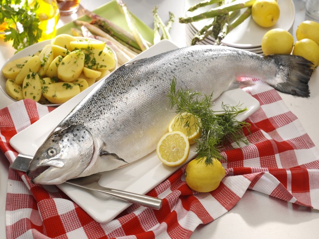 Lachs (ganz, ausgenommen) mit Kopf min. 3000g fangfrisch