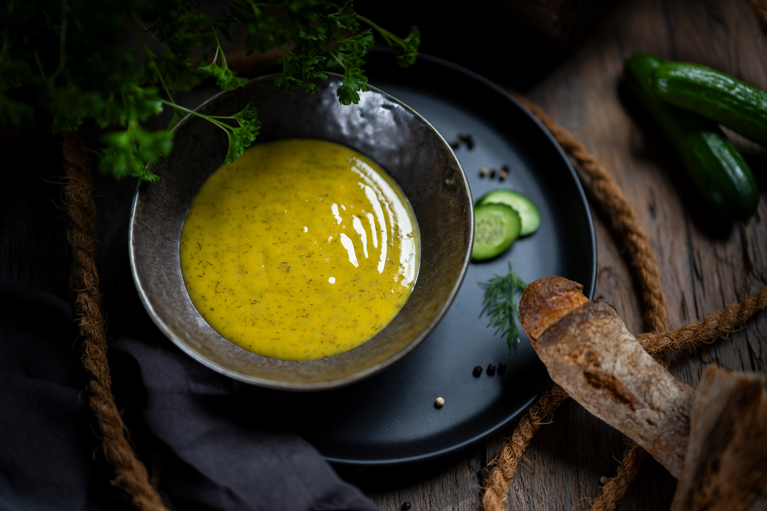 Senf-Honig-Dill-Sauce Goldbraune Remouladen-Creme in Schale, rustikal angerichtet – fein gewürzt, delikat & cremig.