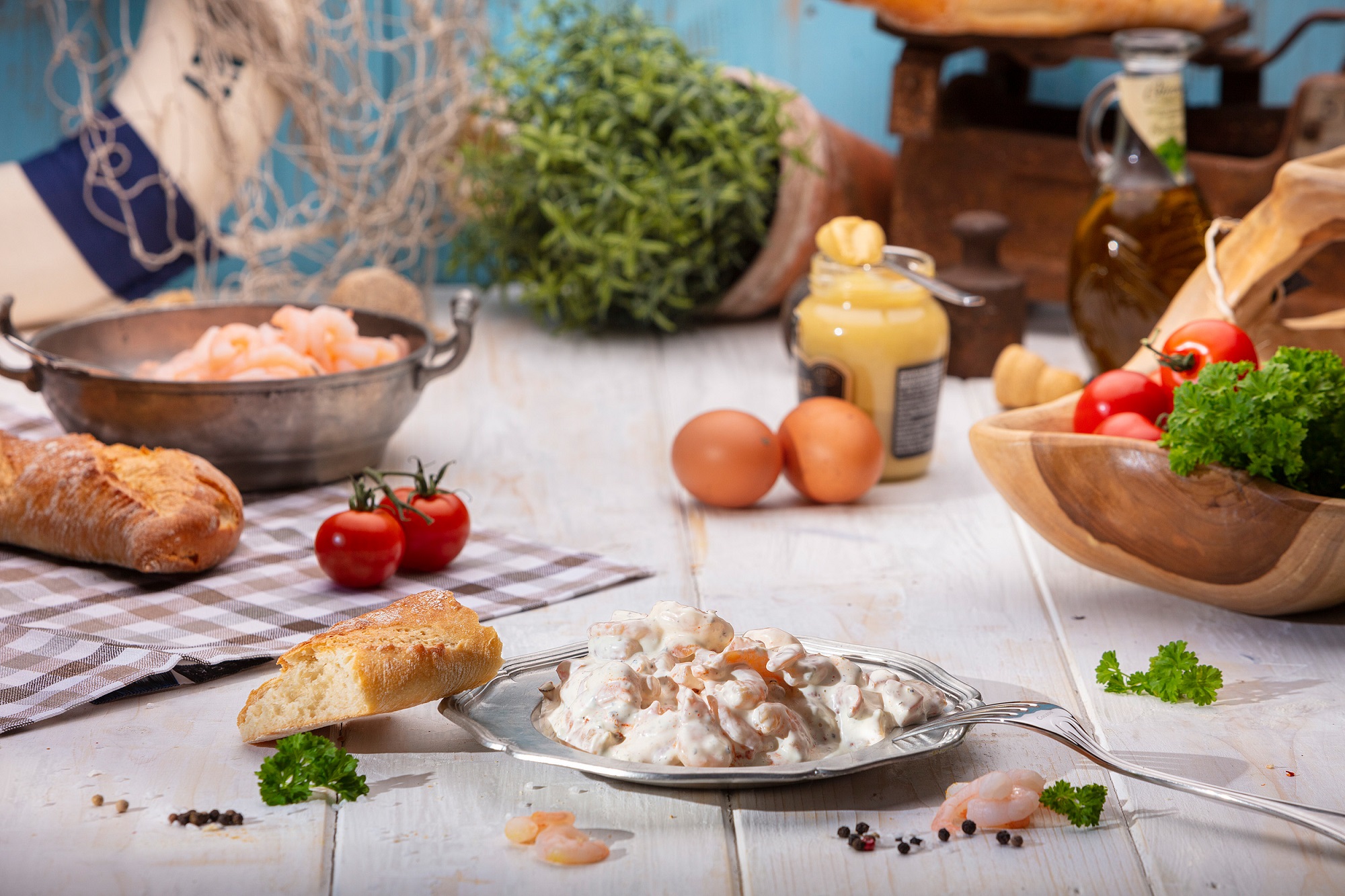 Cremiger Garnelen-Salat mit Mayonnaise, serviert in weißer Schale – frisch & appetitlich.