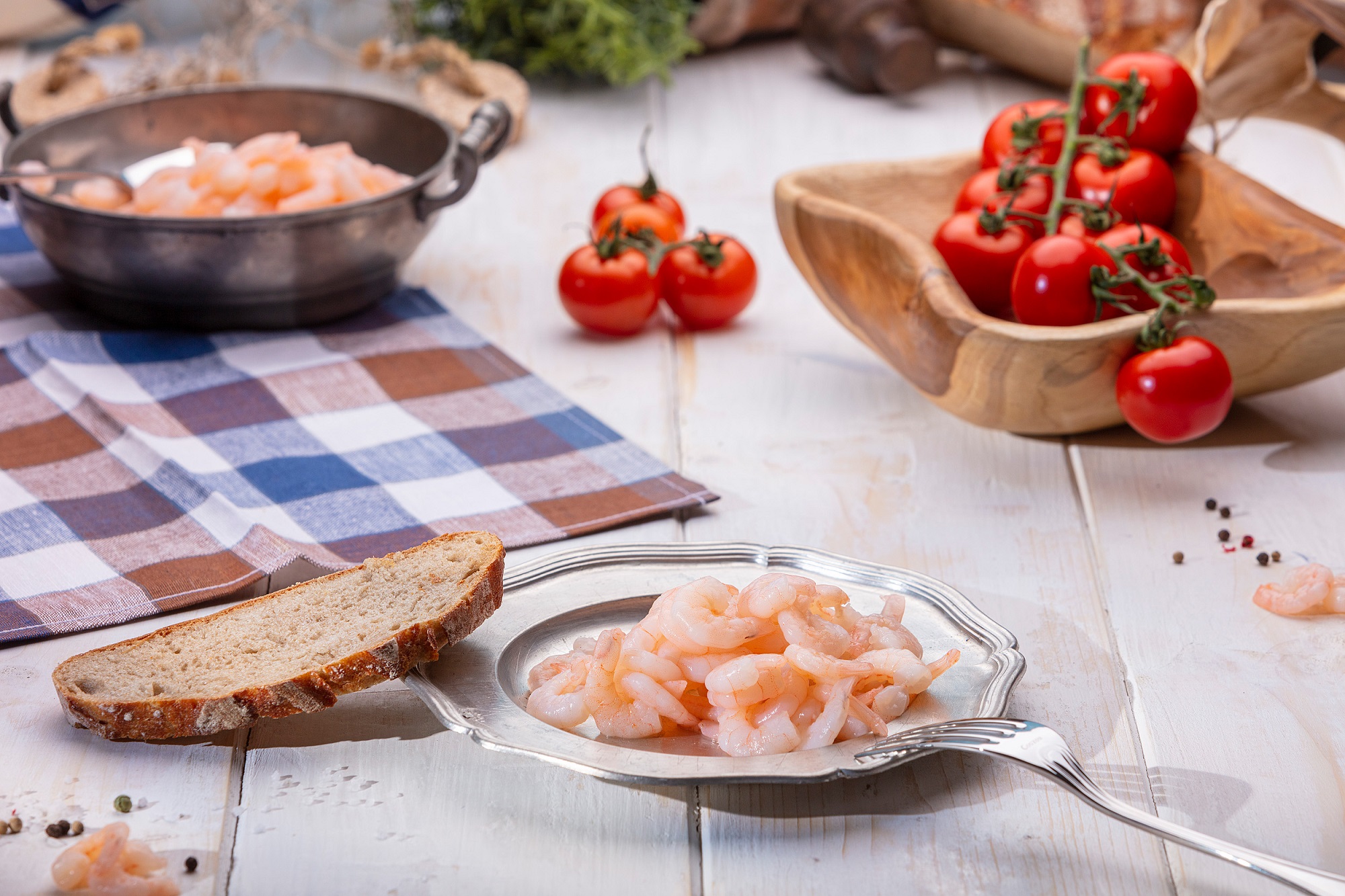 Garnelen Garnelenfleisch Natur in Lake Cremiger Garnelen-Salat mit Mayonnaise, serviert in weißer Schale – frisch & appetitlich.
