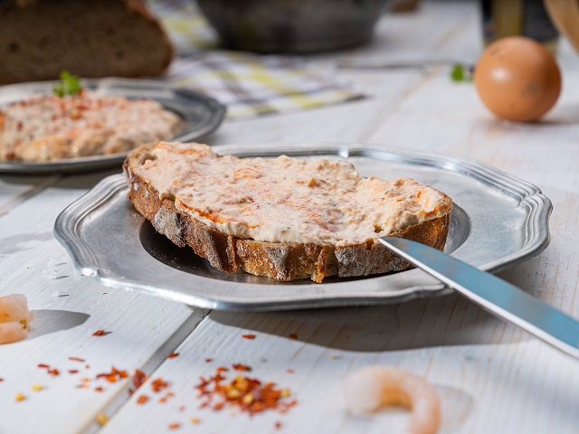 Garnelen-Crenme Cremiger Garnelen-Aufstrich auf rustikalem Brot – fein, maritim und appetitlich angerichtet.