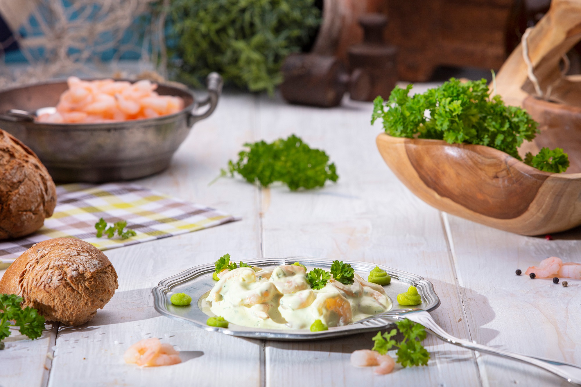 Cremiger Garnelen-Salat mit Mayonnaise, serviert in weißer Schale – frisch & appetitlich.