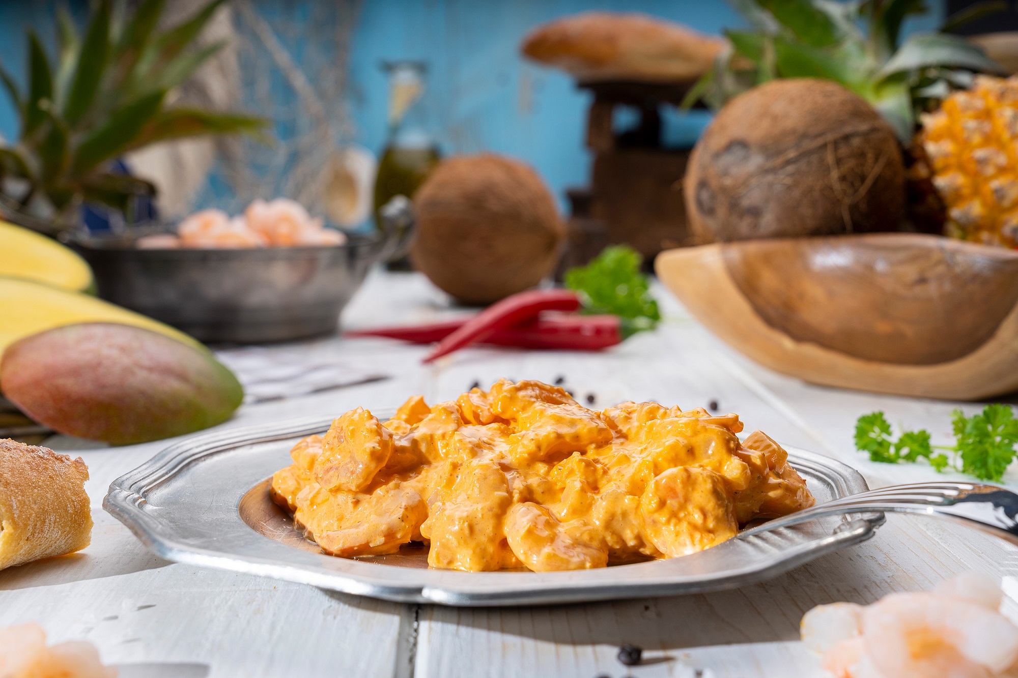 Cremiger Garnelen-Salat mit Mayonnaise, serviert in weißer Schale – frisch & appetitlich.