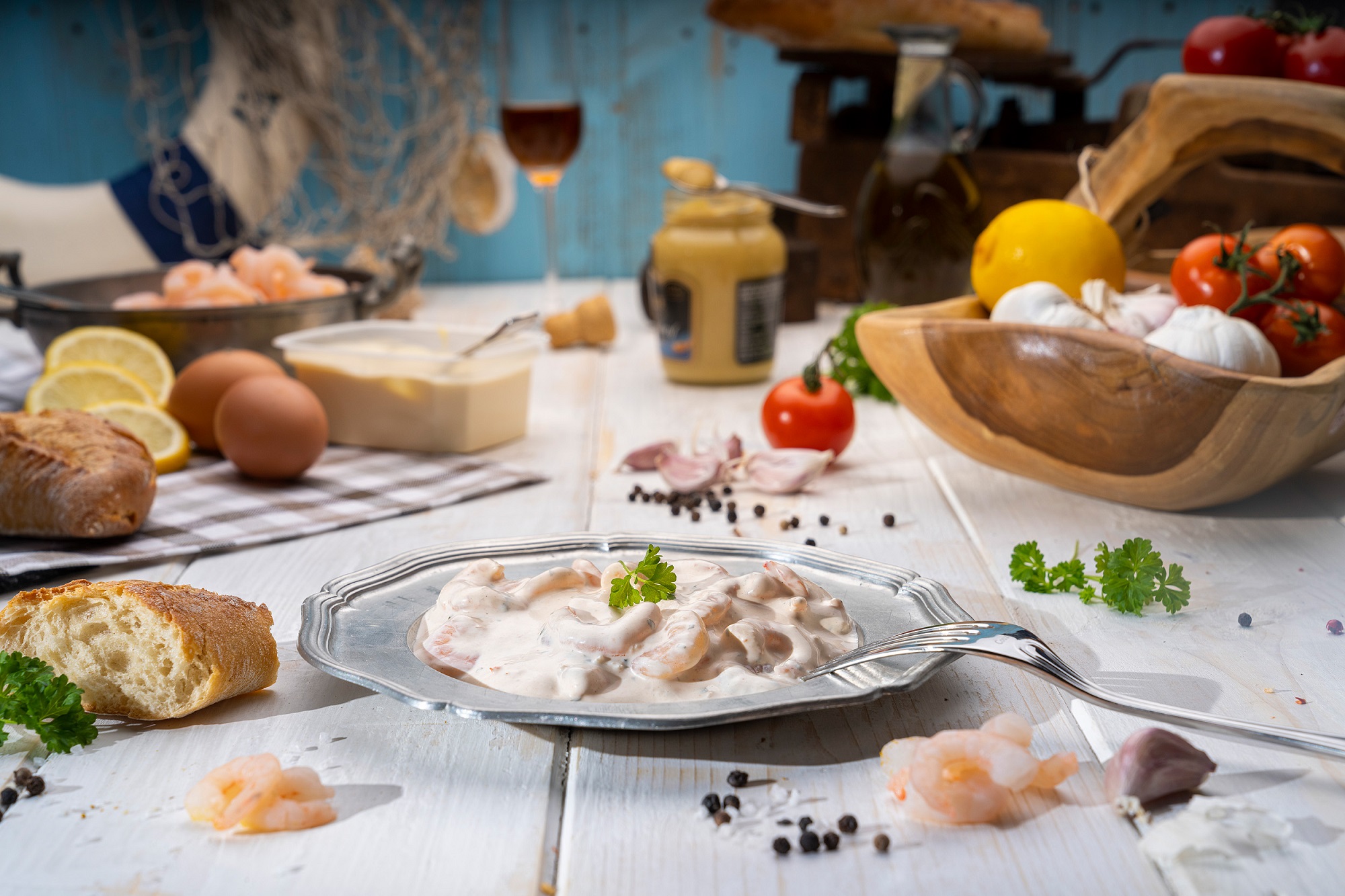 Cremiger Garnelen-Salat mit Mayonnaise, serviert in weißer Schale – frisch & appetitlich.