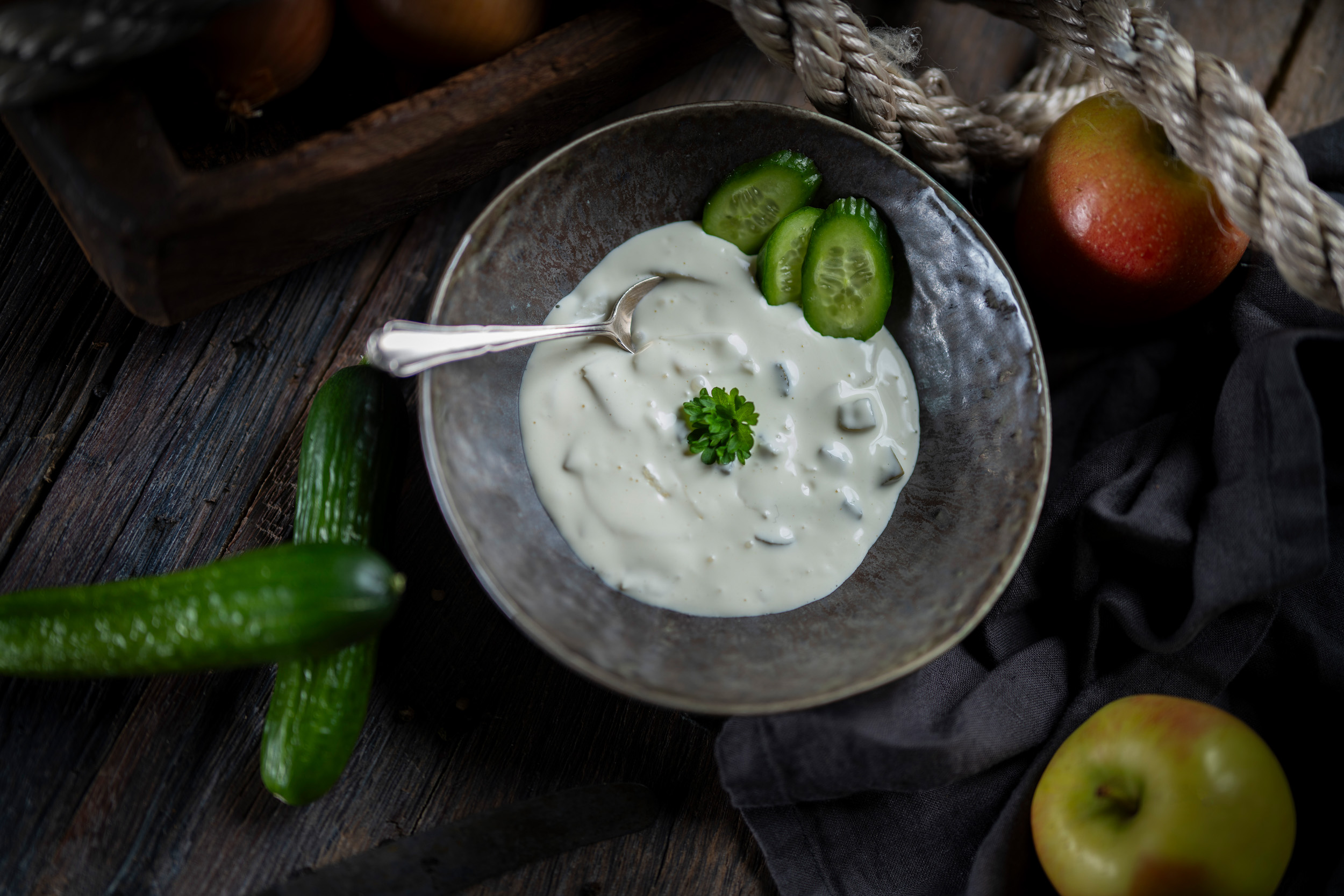 Sahnesauce hausgemacht Creme-weiße Remoulade in Schale, fein gewürzt mit Kräutern und Gewürzgurke, appetitlich angerichtet.