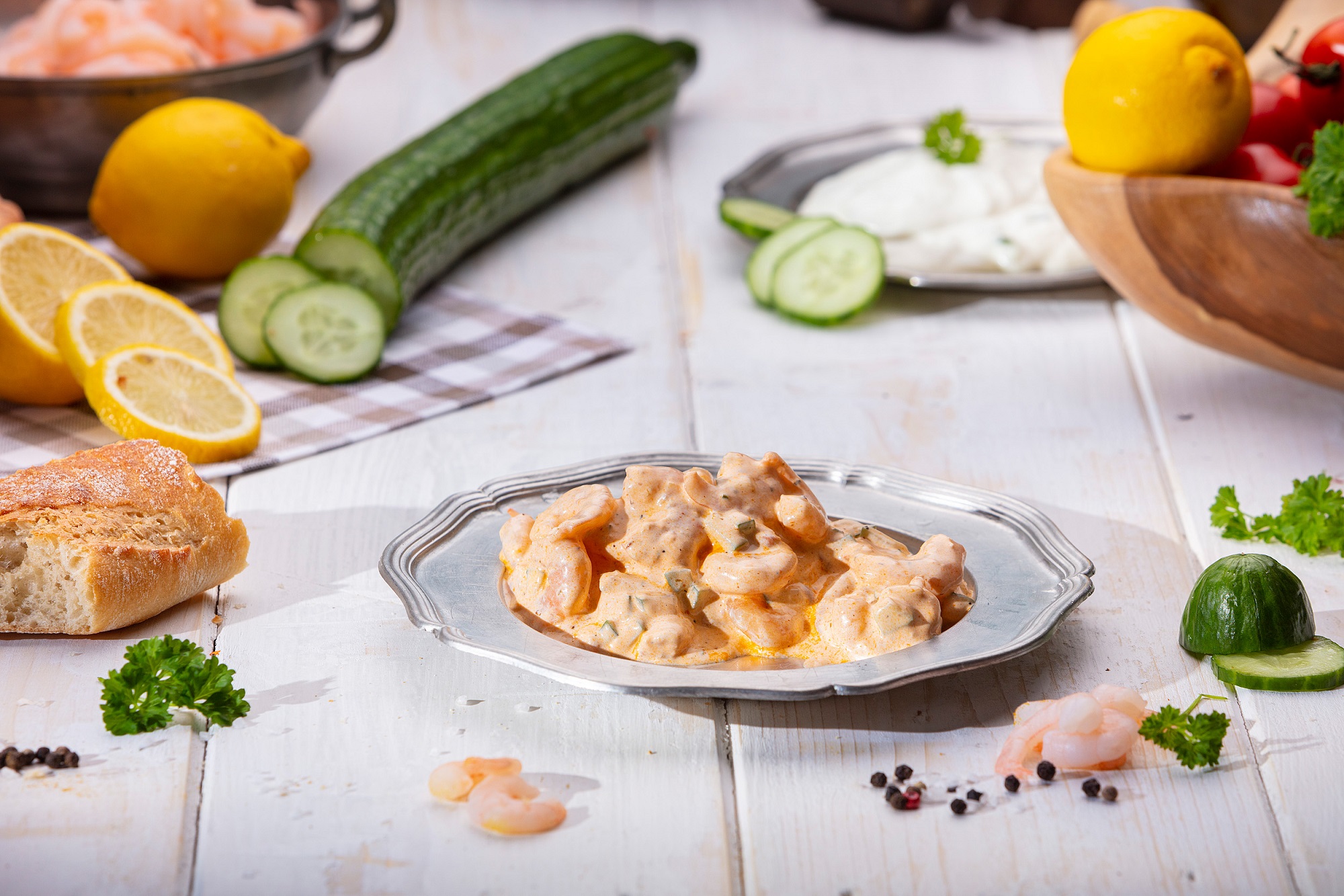 Cremiger Garnelen-Salat mit Mayonnaise, serviert in weißer Schale – frisch & appetitlich.