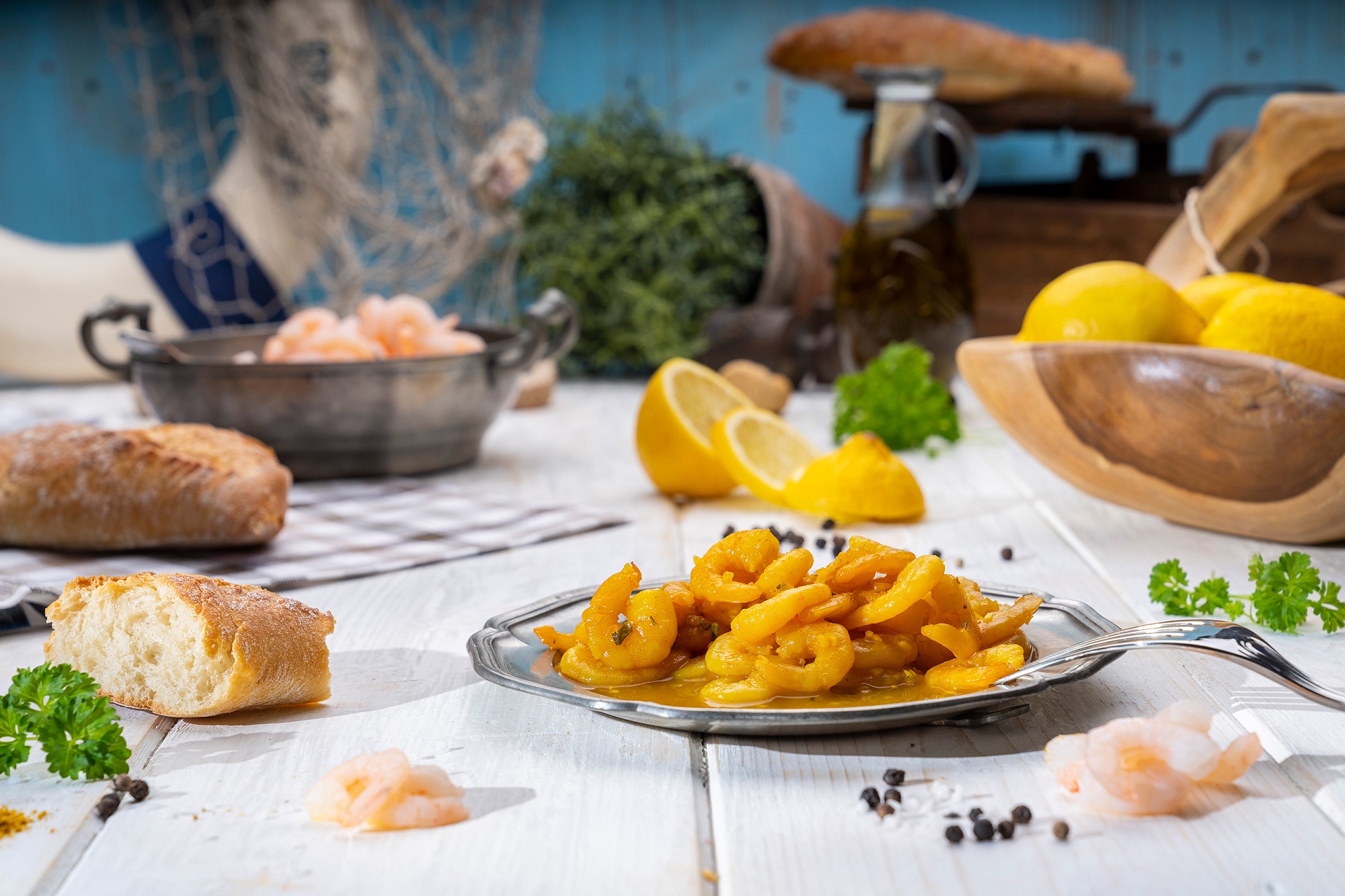 Cremiger Garnelen-Salat mit Mayonnaise, serviert in weißer Schale – frisch & appetitlich.