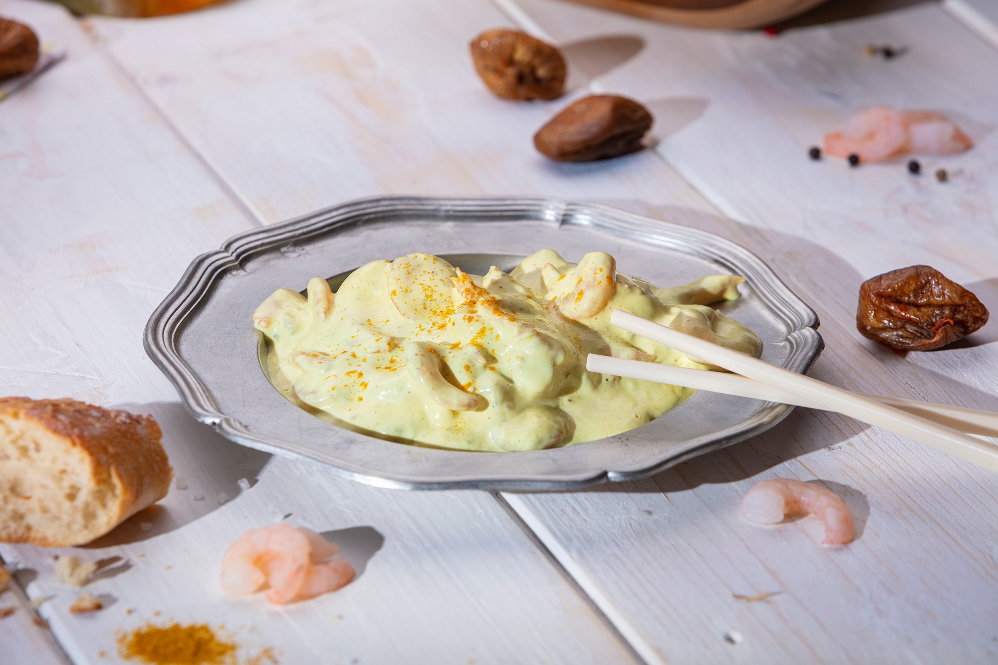 Cremiger Garnelen-Salat mit Mayonnaise, serviert in weißer Schale – frisch & appetitlich.
