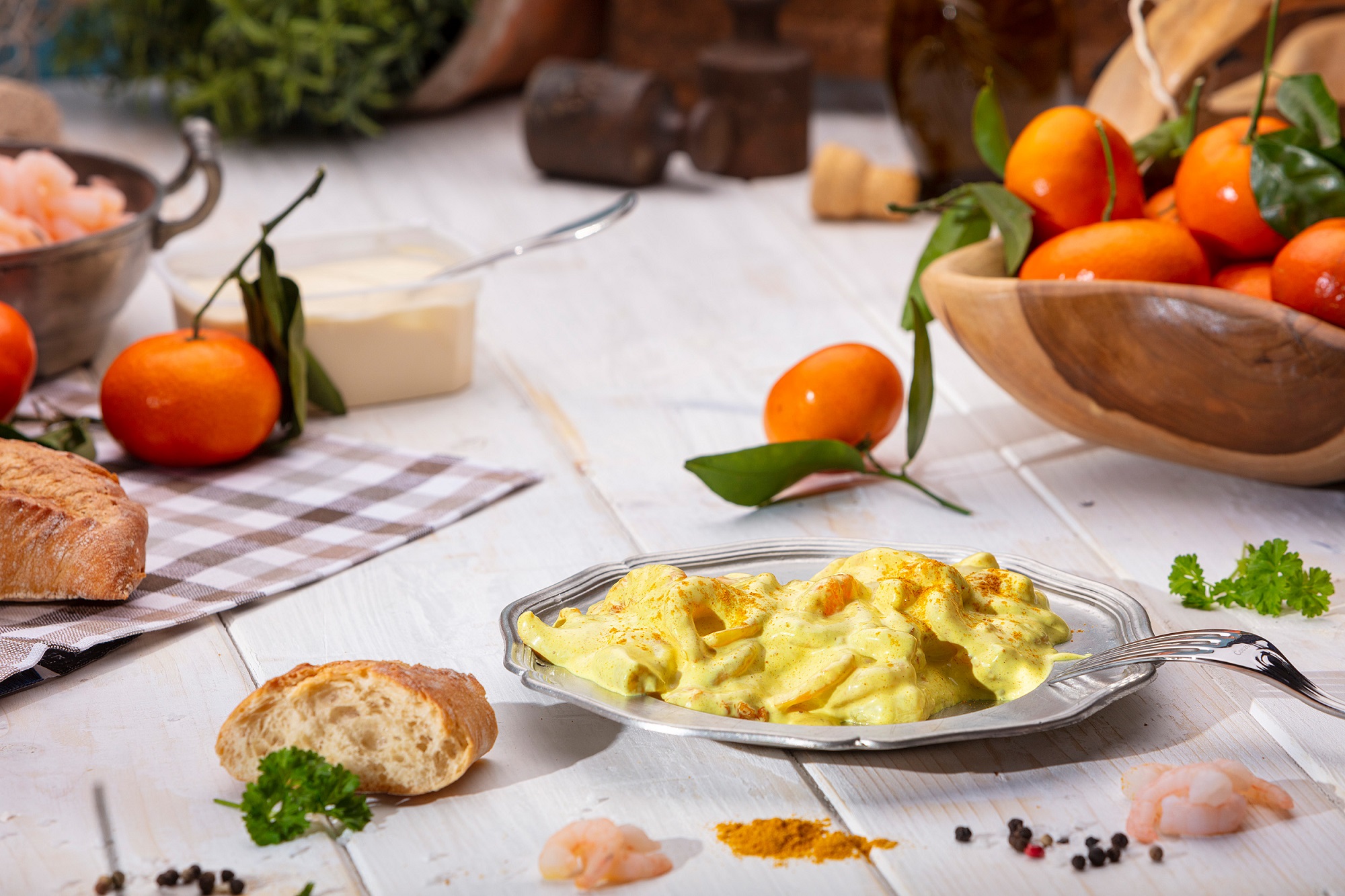 Cremiger Garnelen-Salat mit Mayonnaise, serviert in weißer Schale – frisch & appetitlich.