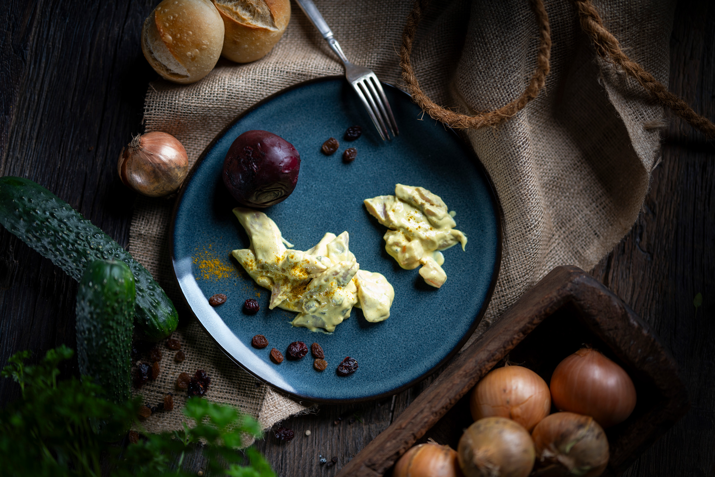 Curry-Matjes-Salat Curry‑Matjes‑Salat mit exotischen Früchten – cremig gewürzt, frisch und appetitlich serviert.
